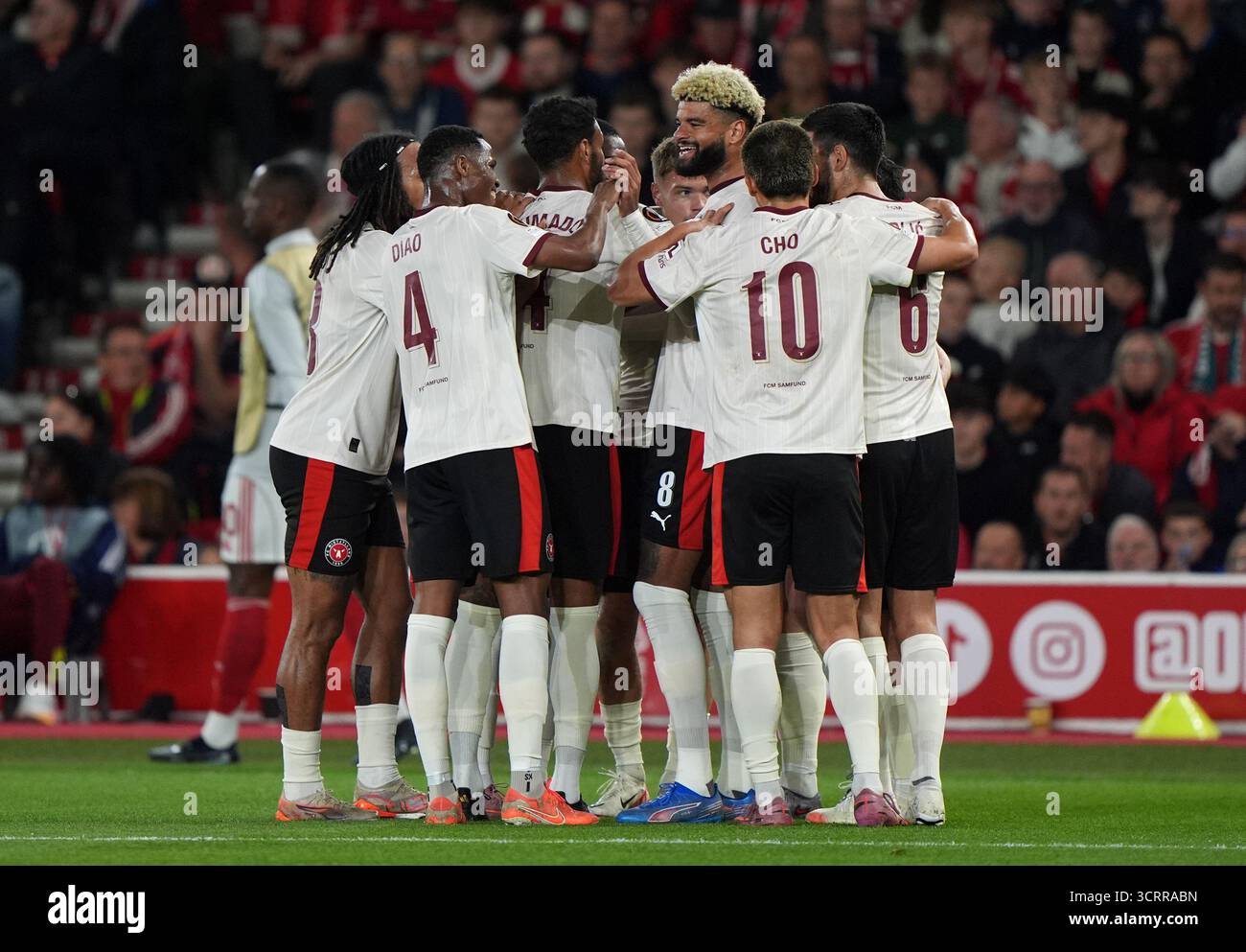 I giocatori del Midtjylland festeggiano dopo che Mads Sorensen (nascosto) segna il secondo gol della propria squadra durante la partita UEFA Europa League al City Ground di Nottingham. Data foto: Giovedì 2 ottobre 2025. Foto Stock