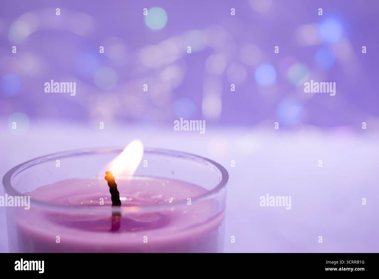 Decoración con pinos miniatura en nieve artificiali, con iluminación Cálida navideña. Foto Stock