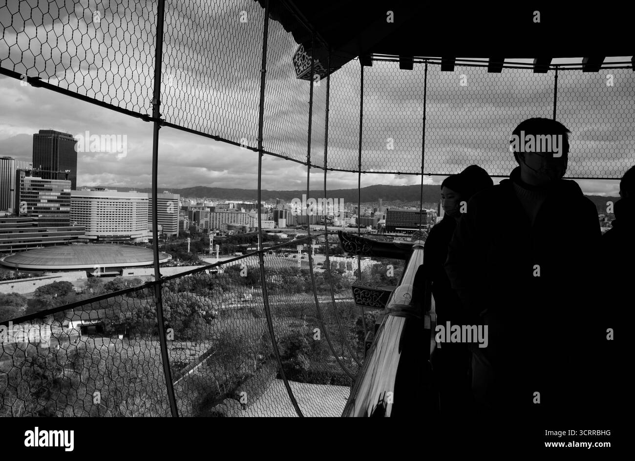 I visitatori ammirano la vista panoramica dello skyline dalla piattaforma di osservazione del Castello di Osaka Foto Stock