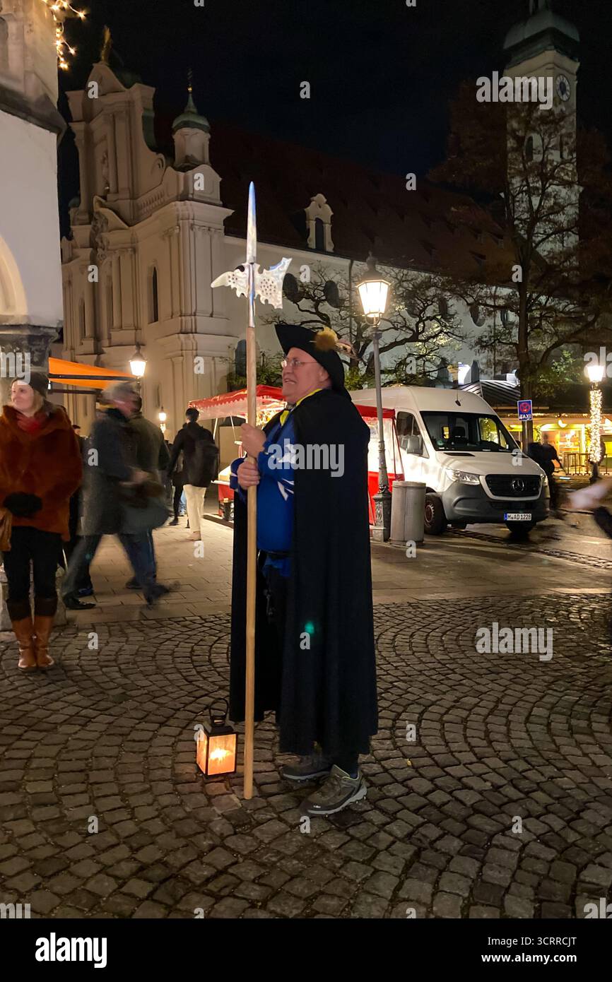 MONACO DI BAVIERA, GERMANIA - 2 DICEMBRE 2024: Piazza Odeonsplatz decorata a Natale - Immagine stock catturata con smartphone