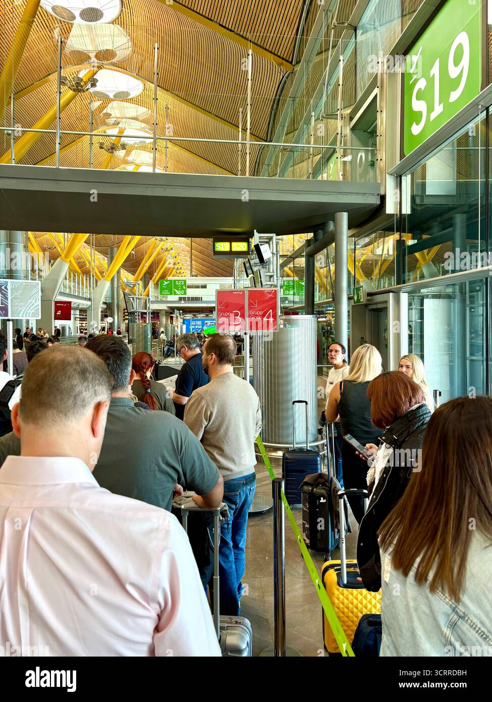 Passeggeri al gate d'imbarco di Iberia al Terminal 4S, aeroporto internazionale Adolfo saurez madrid barajas Foto Stock