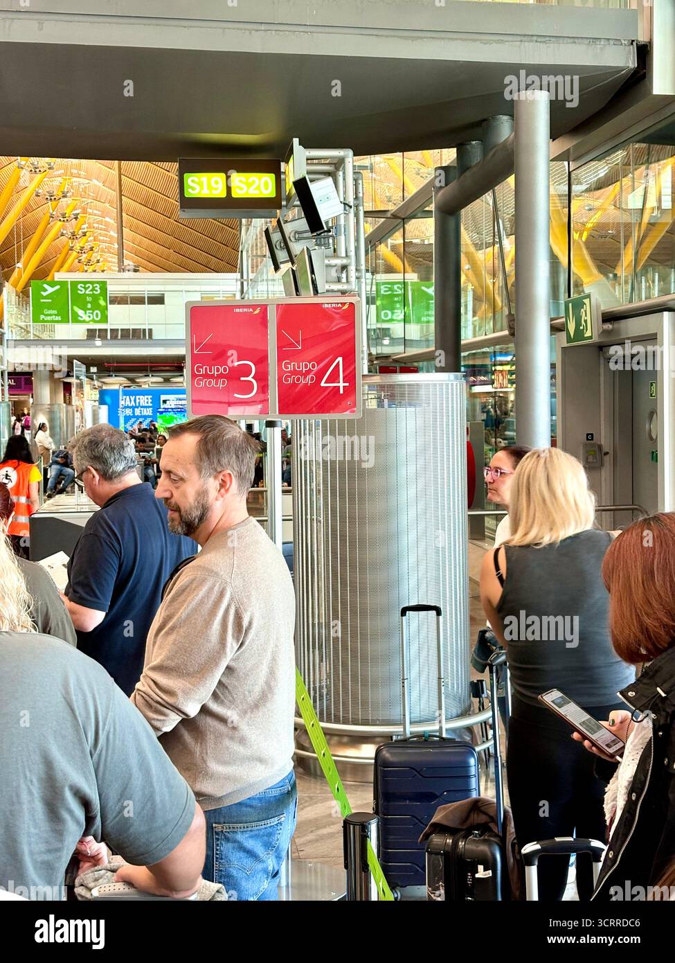 Passeggeri al gate d'imbarco di Iberia al Terminal 4S, aeroporto internazionale Adolfo saurez madrid barajas Foto Stock