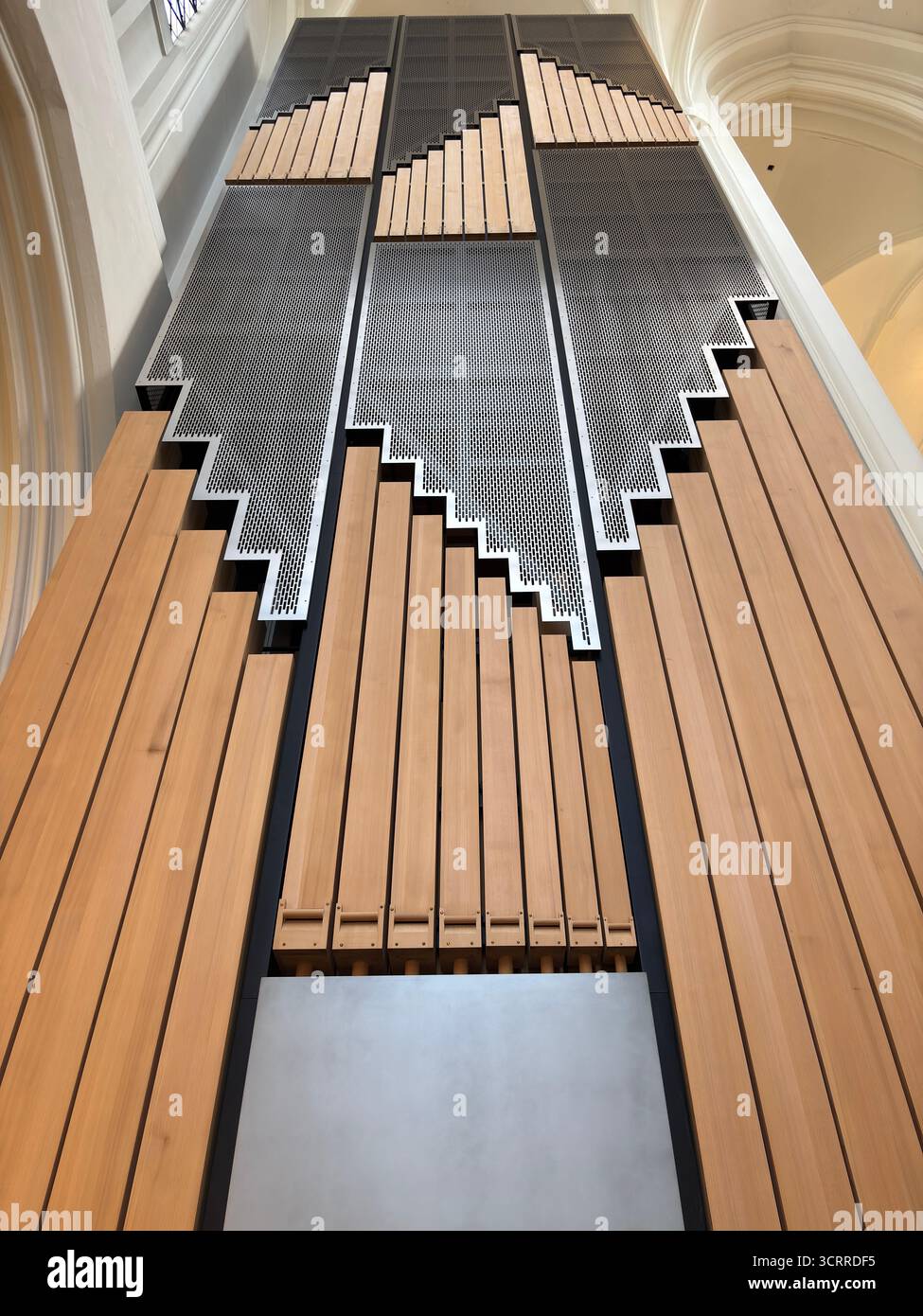 Moderno organo a canne in legno all'interno di una chiesa svedese Foto Stock