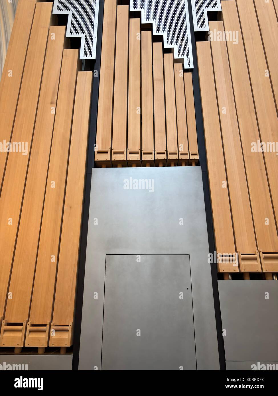 Moderno organo a canne in legno all'interno di una chiesa svedese Foto Stock