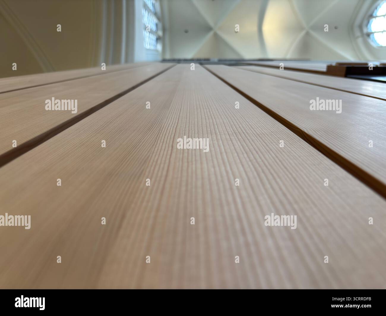 Moderno organo a canne in legno all'interno di una chiesa svedese Foto Stock