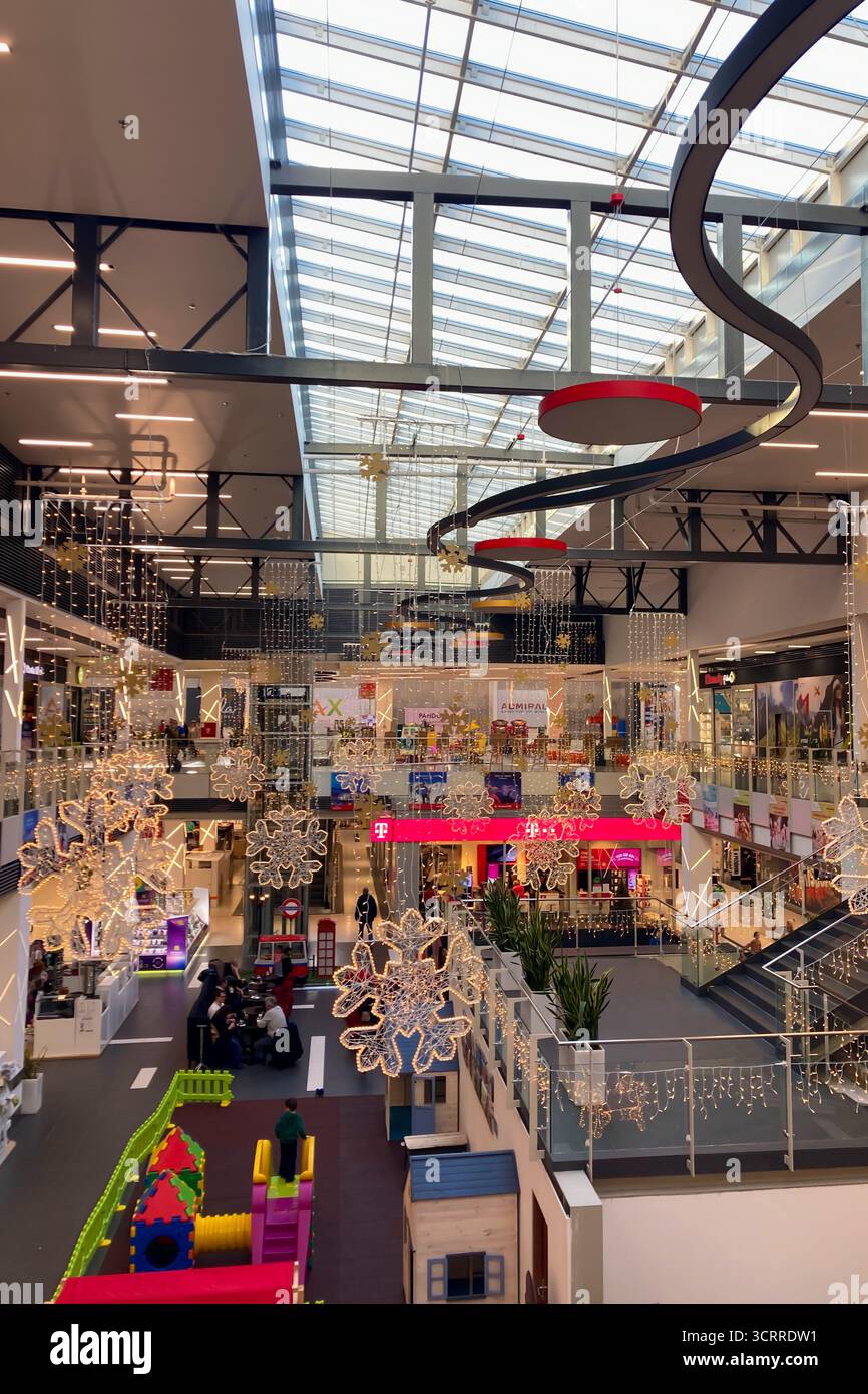 SLOVACCHIA, POPRAD - 29 DICEMBRE 2024: Il centro della città di Poprad si illumina di una magica atmosfera natalizia, con luci festive, alberi decorati, Foto Stock