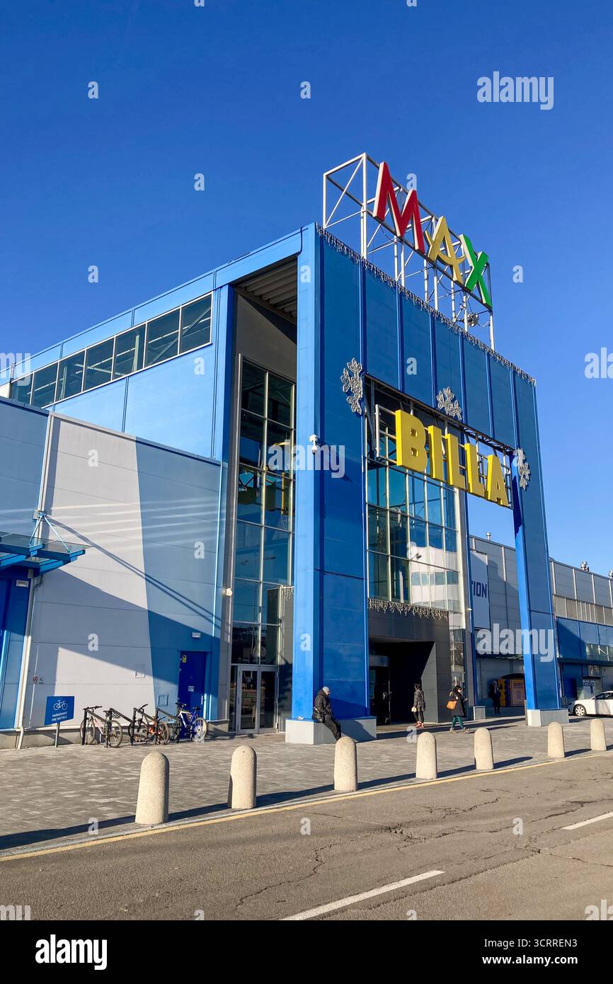 SLOVACCHIA, POPRAD - 29 DICEMBRE 2024: Centro commerciale Max a Poprad, Slovacchia, con la sua architettura moderna, un'ampia selezione di negozi e la vivace atmos Foto Stock