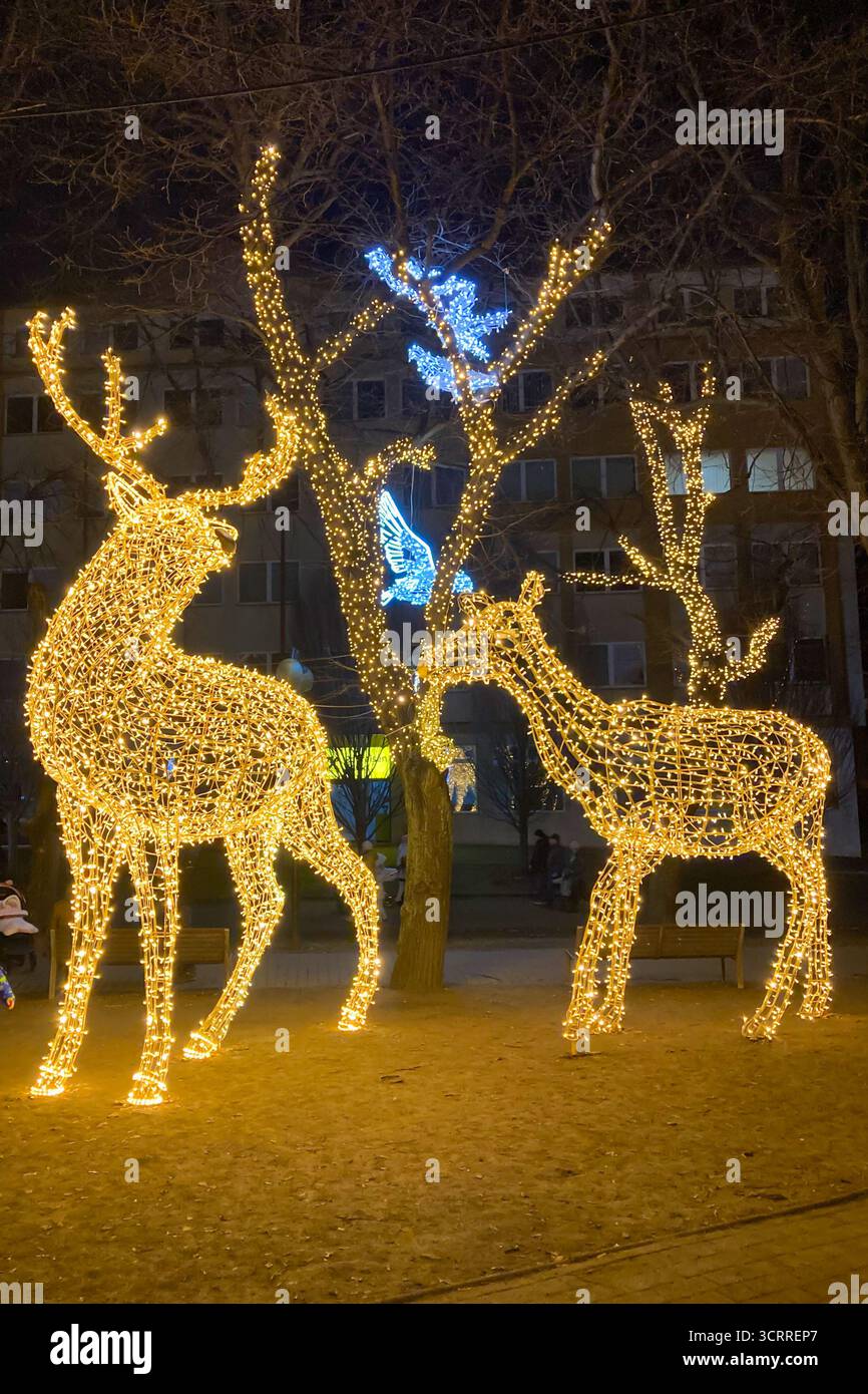 SLOVACCHIA, POPRAD - 29 DICEMBRE 2024: Il centro della città di Poprad si illumina di una magica atmosfera natalizia, con luci festive, alberi decorati, Foto Stock