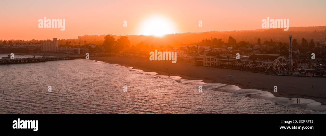 Vista aerea del lungomare di Santa Cruz Beach e Giant Dipper al tramonto Foto Stock