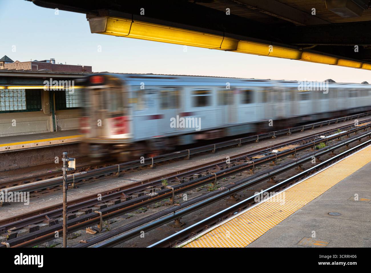 Metropolitana che arriva alla stazione (linea 7), New York City Foto Stock