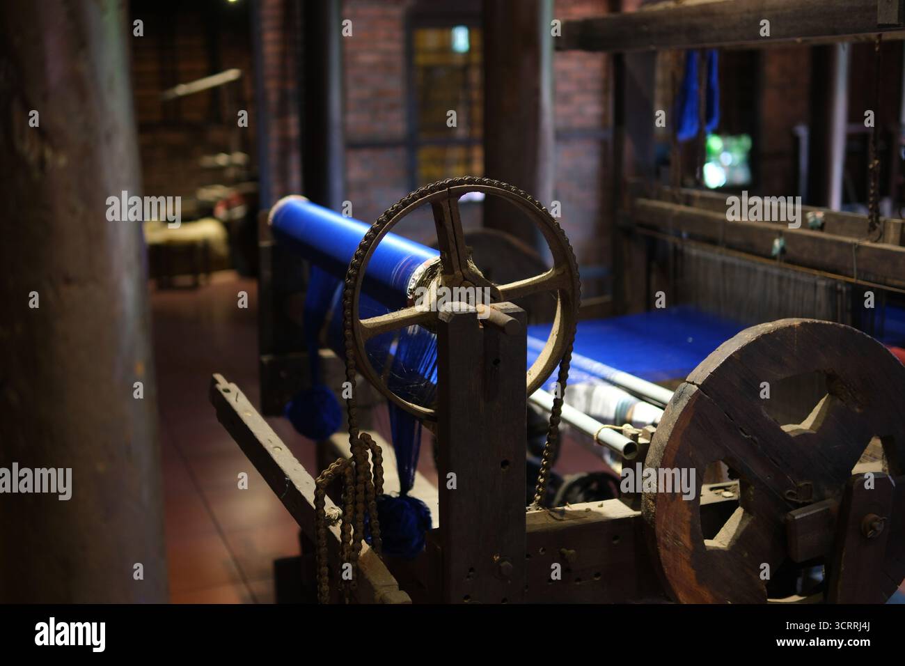 il tradizionale processo di produzione della seta crea con cura il tessuto di seta dall'inizio alla fine. Dalla filatura di finissimi fili di seta alla tessitura su telai in legno, questo artigianato artigianale riflette il patrimonio culturale e l'abilità. Foto Stock