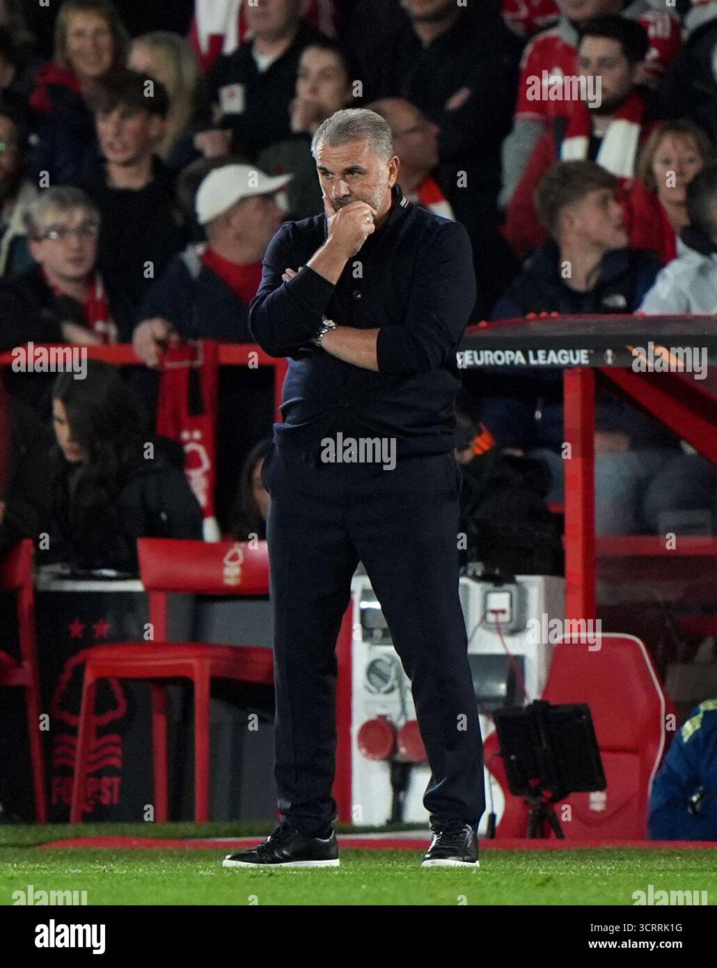 Il manager del Nottingham Forest Ange Postecoglou reagisce sul touchline durante la partita di UEFA Europa League al City Ground di Nottingham. Data foto: Giovedì 2 ottobre 2025. Foto Stock