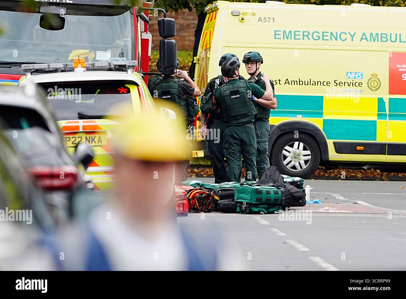 (251002) -- MANCHESTER (GRAN BRETAGNA), 2 ottobre 2025 (Xinhua) -- i lavoratori di emergenza sono raffigurati sulla scena della sinagoga della congregazione ebraica di Heaton Park a Manchester, Regno Unito, 2 ottobre 2025. La polizia ha confermato giovedì pomeriggio che l'attentato fuori dalla sinagoga della congregazione ebraica di Heaton Park su Middleton Road a Crumpsall, Manchester, è stato dichiarato un incidente terroristico. (Xinhua) Foto Stock