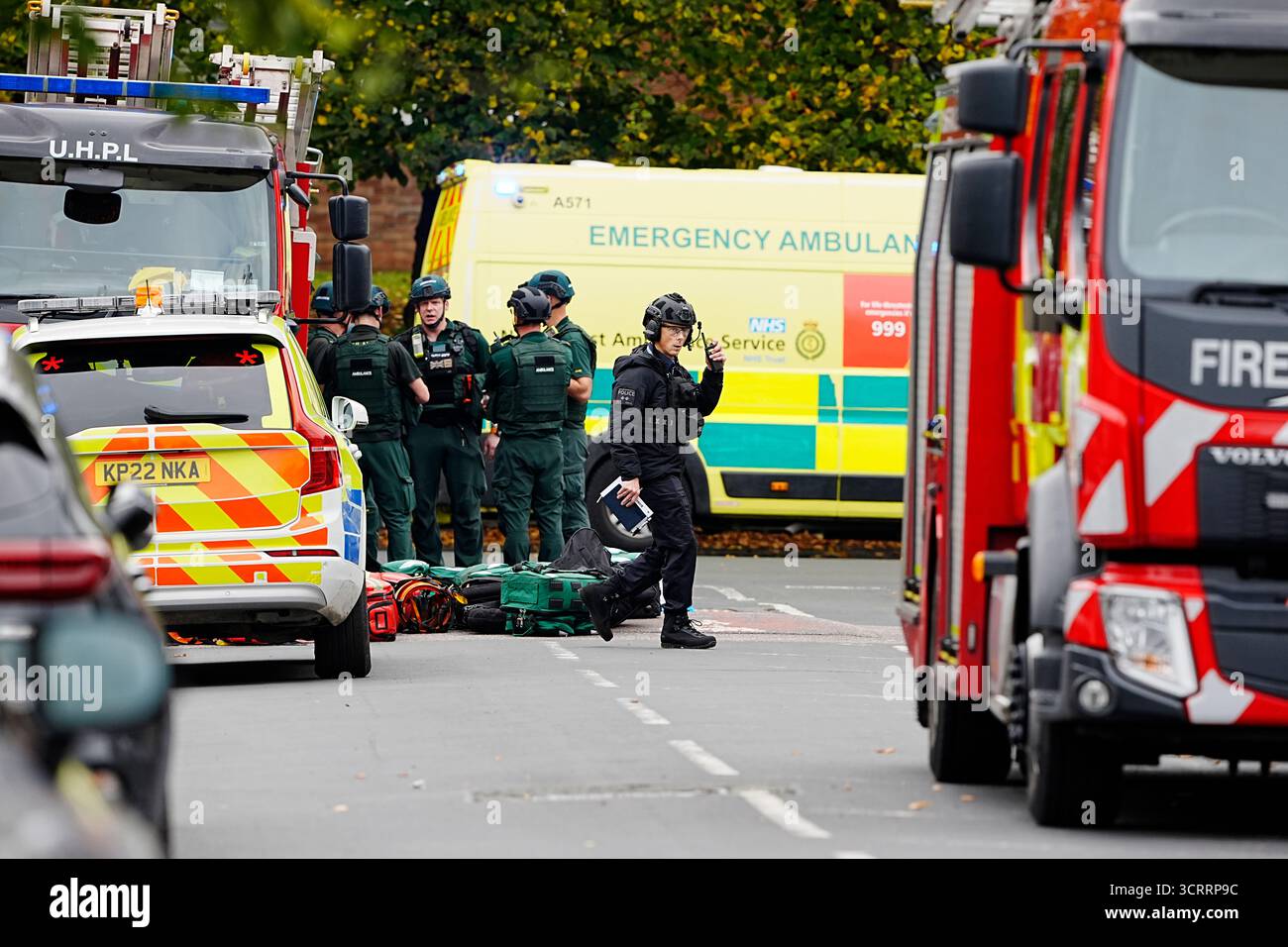 (251002) -- MANCHESTER (GRAN BRETAGNA), 2 ottobre 2025 (Xinhua) -- gli agenti di polizia e i servizi di emergenza sono raffigurati sulla scena della sinagoga della congregazione ebraica di Heaton Park a Manchester, Regno Unito, 2 ottobre 2025. La polizia ha confermato giovedì pomeriggio che l'attentato fuori dalla sinagoga della congregazione ebraica di Heaton Park su Middleton Road a Crumpsall, Manchester, è stato dichiarato un incidente terroristico. (Xinhua) Foto Stock