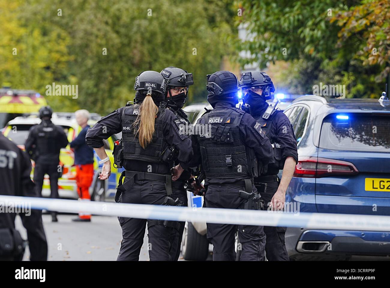 (251002) -- MANCHESTER (GRAN BRETAGNA), 2 ottobre 2025 (Xinhua) -- gli agenti di polizia sono raffigurati sulla scena alla sinagoga della congregazione ebraica di Heaton Park a Manchester, Regno Unito, 2 ottobre 2025. La polizia ha confermato giovedì pomeriggio che l'attentato fuori dalla sinagoga della congregazione ebraica di Heaton Park su Middleton Road a Crumpsall, Manchester, è stato dichiarato un incidente terroristico. (Xinhua) Foto Stock