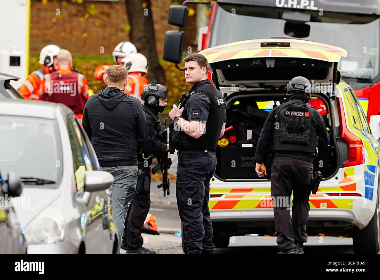 (251002) -- MANCHESTER (GRAN BRETAGNA), 2 ottobre 2025 (Xinhua) -- gli agenti di polizia e i lavoratori di emergenza sono raffigurati sulla scena della sinagoga della congregazione ebraica di Heaton Park a Manchester, Regno Unito, 2 ottobre 2025. La polizia ha confermato giovedì pomeriggio che l'attentato fuori dalla sinagoga della congregazione ebraica di Heaton Park su Middleton Road a Crumpsall, Manchester, è stato dichiarato un incidente terroristico. (Xinhua) Foto Stock