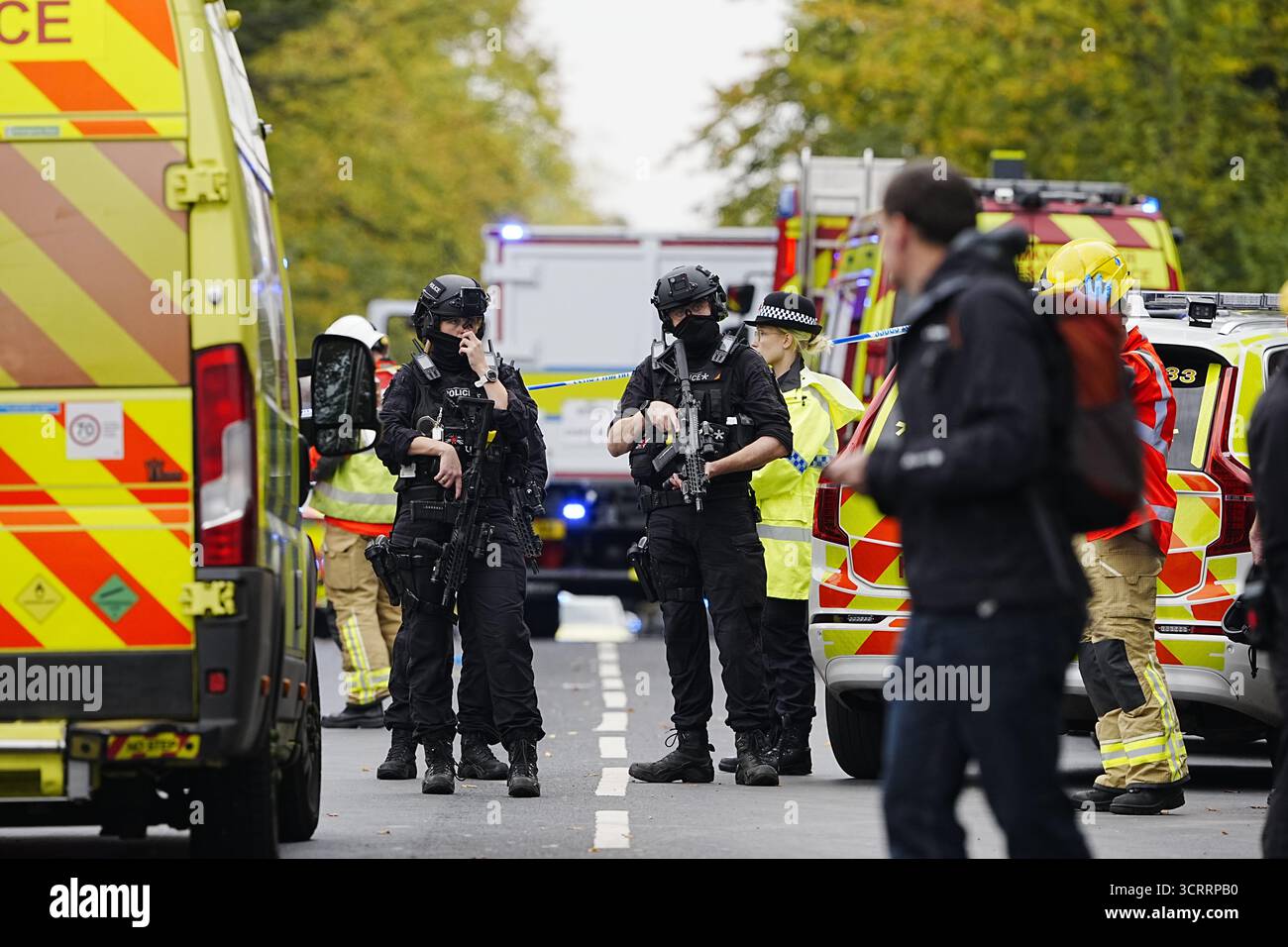 (251002) -- MANCHESTER (GRAN BRETAGNA), 2 ottobre 2025 (Xinhua) -- gli agenti di polizia e i servizi di emergenza sono raffigurati sulla scena della sinagoga della congregazione ebraica di Heaton Park a Manchester, Regno Unito, 2 ottobre 2025. La polizia ha confermato giovedì pomeriggio che l'attentato fuori dalla sinagoga della congregazione ebraica di Heaton Park su Middleton Road a Crumpsall, Manchester, è stato dichiarato un incidente terroristico. (Xinhua) Foto Stock