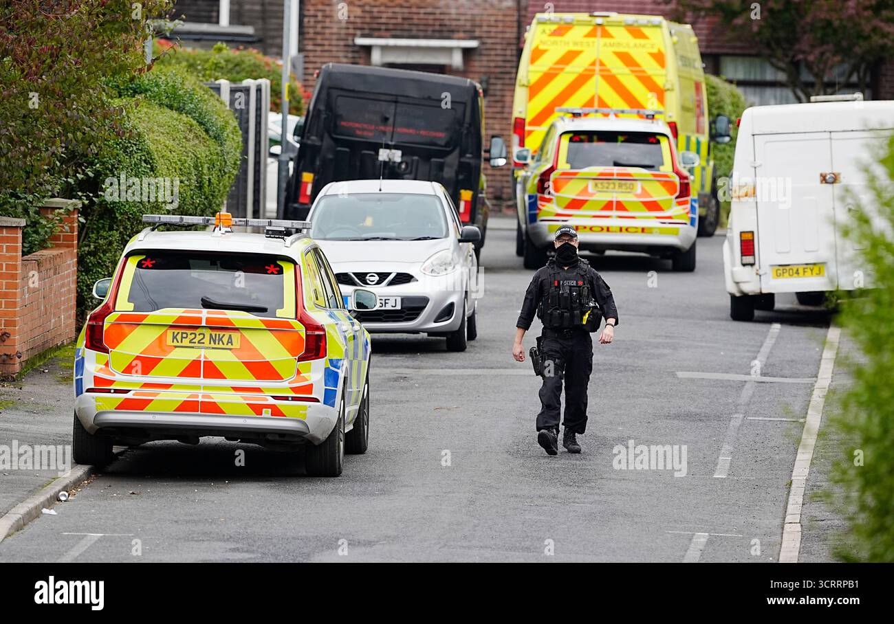 (251002) -- MANCHESTER (GRAN BRETAGNA), 2 ottobre 2025 (Xinhua) -- Un agente di polizia è raffigurato sulla scena della sinagoga della congregazione ebraica di Heaton Park a Manchester, Regno Unito, 2 ottobre 2025. La polizia ha confermato giovedì pomeriggio che l'attentato fuori dalla sinagoga della congregazione ebraica di Heaton Park su Middleton Road a Crumpsall, Manchester, è stato dichiarato un incidente terroristico. (Xinhua) Foto Stock