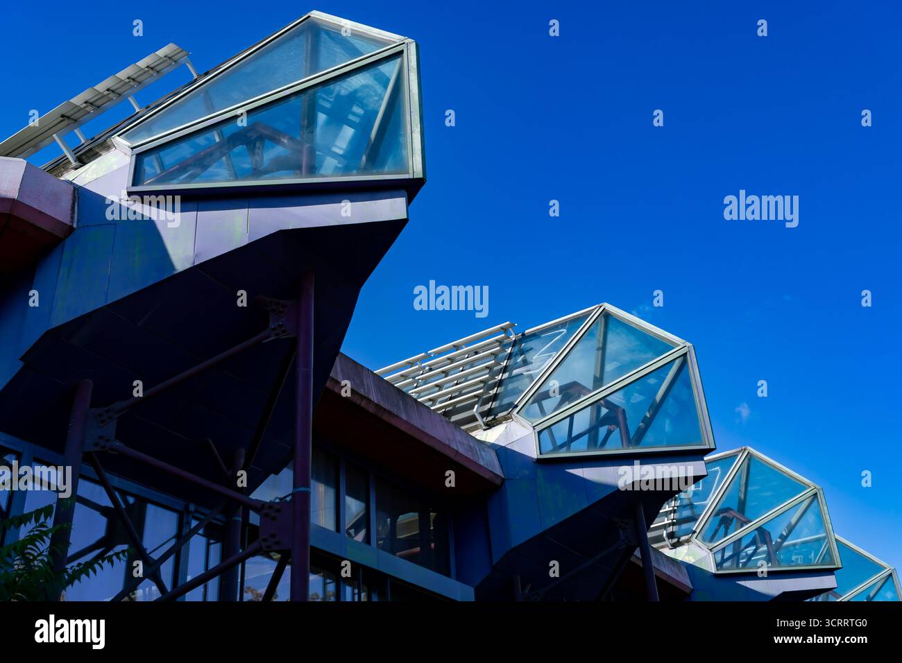 Strutture geometriche in vetro e acciaio di SEZ Berlin, primo piano architettonico sotto il cielo azzurro. Foto Stock
