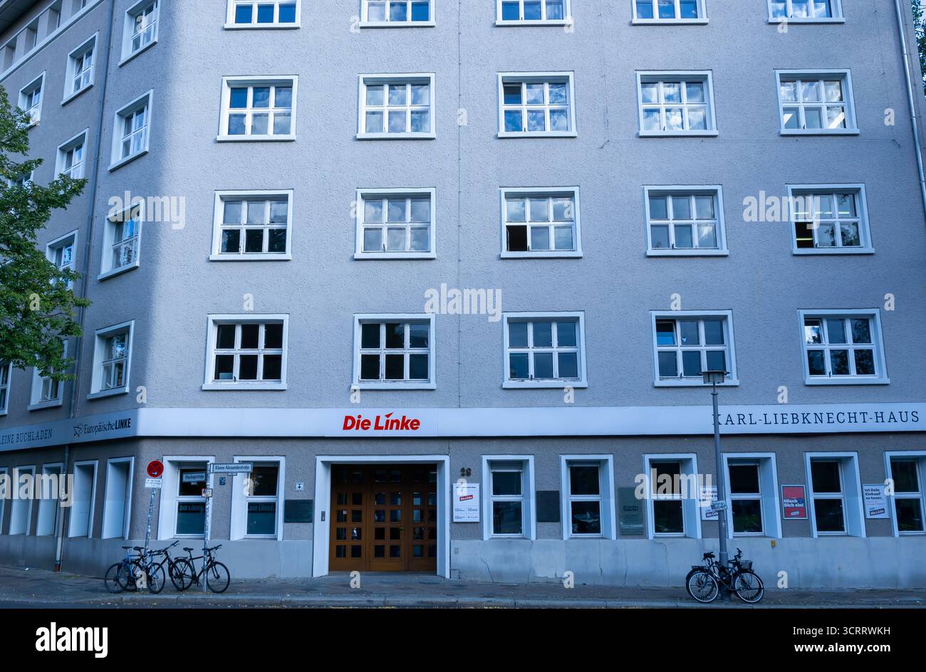 Karl-Liebknecht-Haus a Berlin Mitte, sede della festa Die Linke, vista sulla facciata con segnaletica e finestre. Foto Stock