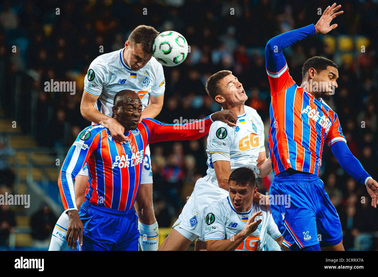 Lublino, Polonia. 2 ottobre 2025. Jean-Philippe Mateta (sinistra, Palazzo di cristallo), Taras Mykhavko (32, sinistra in alto, Dinamo) durante la partita di calcio della UEFA Europa Conference League Dynamo Kiev contro Palazzo di cristallo (punteggio finale: 0-2) allo stadio Arena Lublin, Polonia. Crediti: Robert Skalski/Alamy Live News. Foto Stock