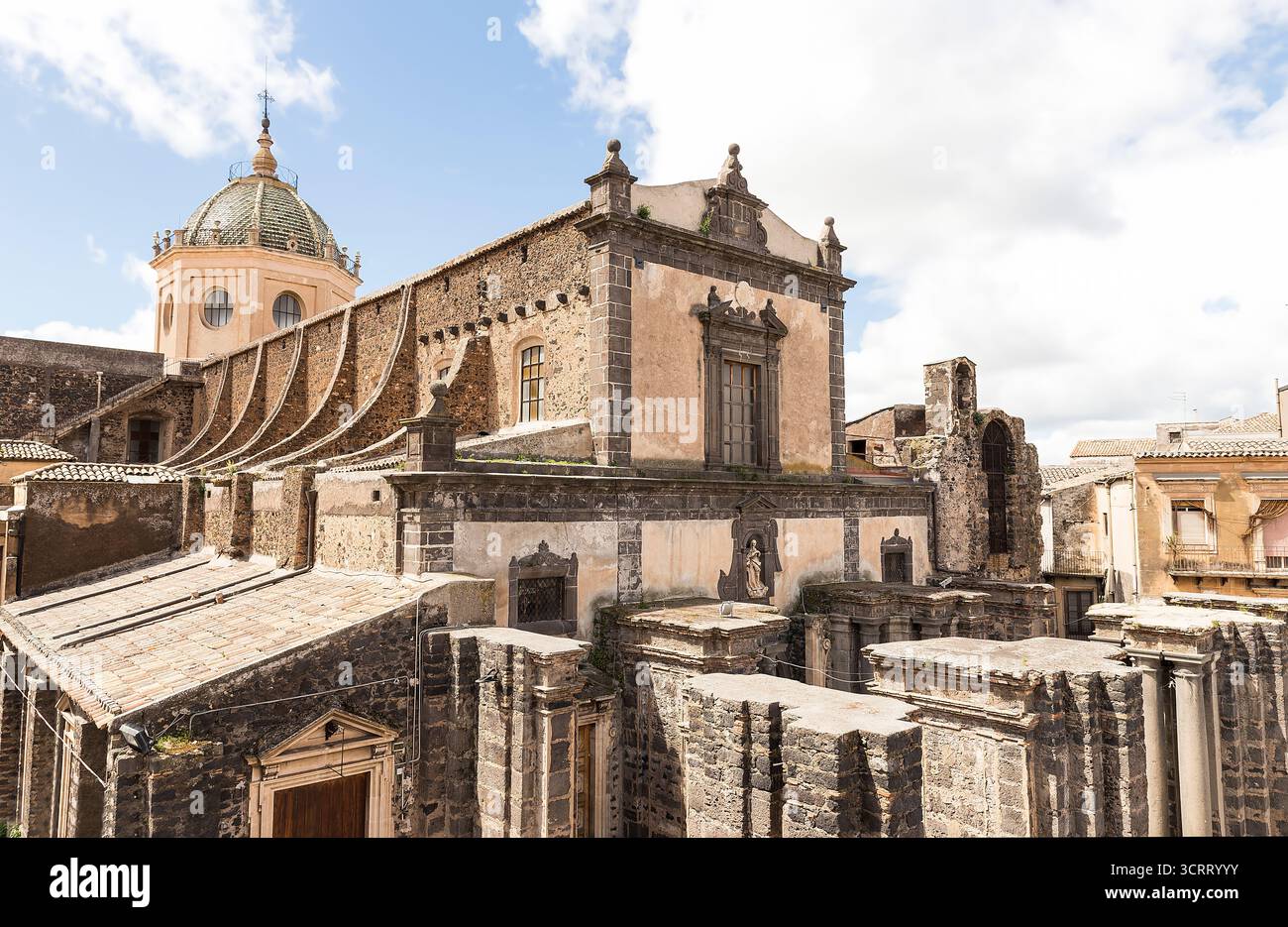 Architettura religiosa ad Adrano, provincia di Catania, Sicilia, Italia. (Chiesa madre Madonna Assunta) Foto Stock