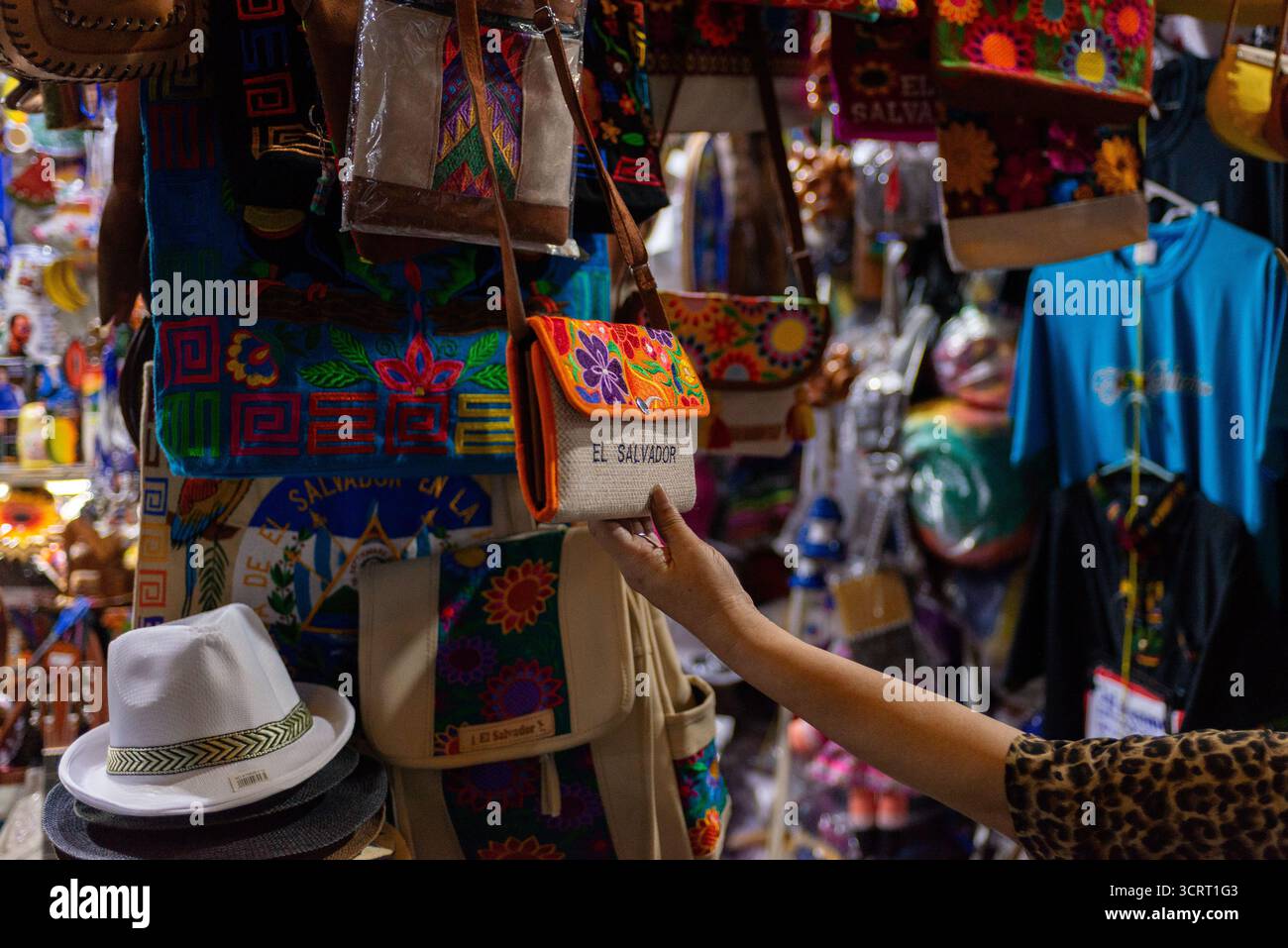 Borsa colorata e cappello realizzati in uno stallo del mercato salvadoregno Foto Stock