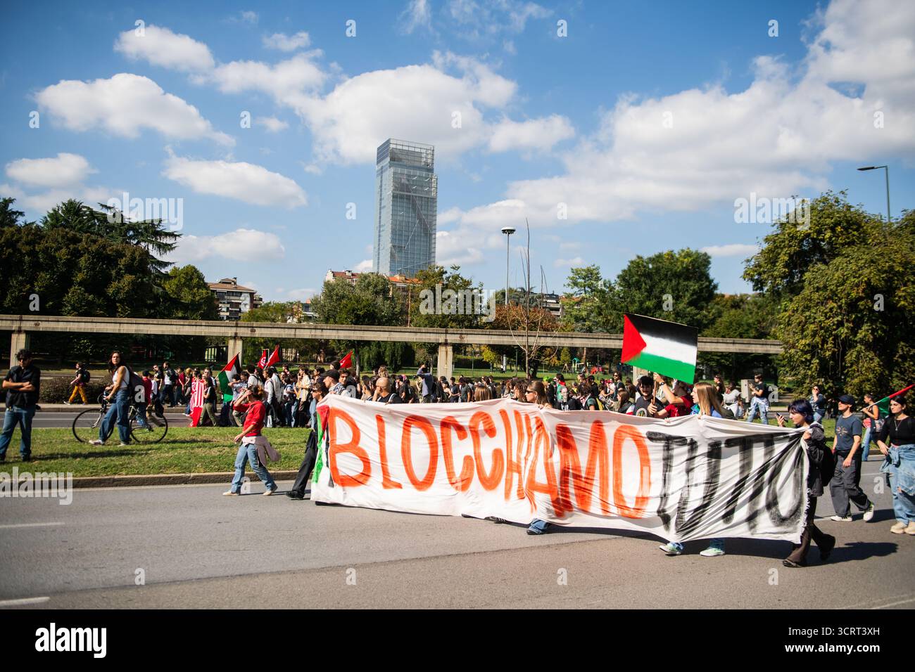 Torino, Abruzzo, Italia. 2 ottobre 2025. Il movimento ''blocchiamo tutto'' organizza una protesta dopo che la Flottiglia globale di Sumud è stata bloccata dall'esercito israeliano. Gli studenti occupano Palazzo nuovo e poi si spostano per bloccare la città e l'autostrada A21. Manifestanti in corso UnitÃ d'Italia, uno striscione ha scritto "blocchiamo tutto". Sullo sfondo il grattacielo ''palazzo della regione''' (immagine di credito: © Sebastiano Bacci/ZUMA Press Wire) SOLO PER USO EDITORIALE! Non per USO commerciale! Foto Stock
