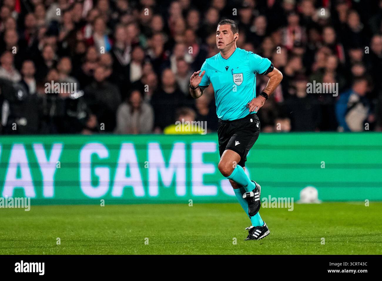 ROTTERDAM, PAESI BASSI - 2 OTTOBRE: Arbitro Rade Obrenovic durante la fase MD2 di UEFA Europa League 2025/26 tra il Feyenoord e l'Aston Villa FC al De Kuip il 2 ottobre 2025 a Rotterdam, Paesi Bassi. (Foto di Rene Nijhuis) Foto Stock