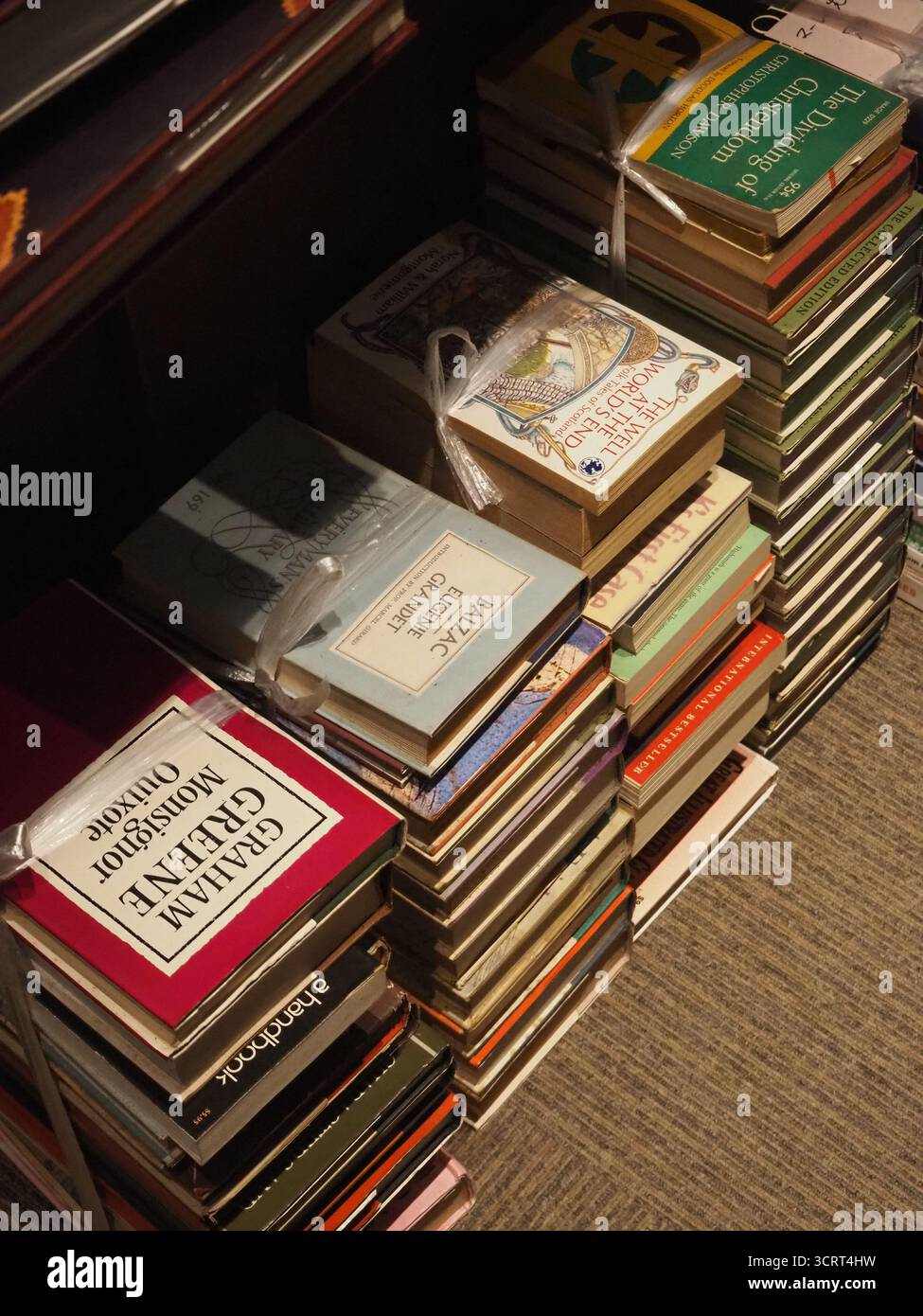 Libri d'epoca impilati in una libreria di seconda mano in lingua straniera a Jimbocho Tokyo libri in inglese Foto Stock