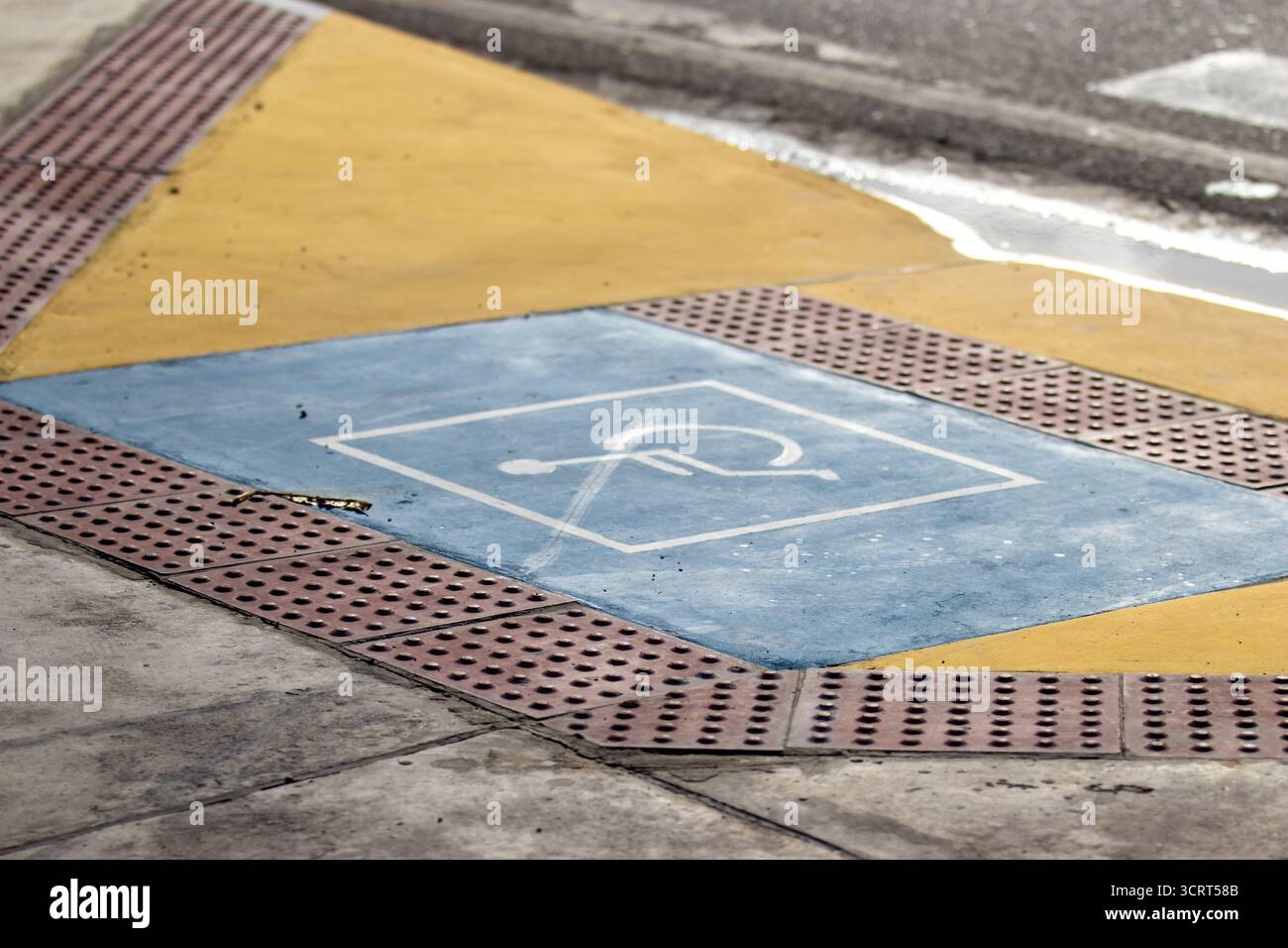 Rampa di accesso per sedie a rotelle per marciapiedi. Foto Stock