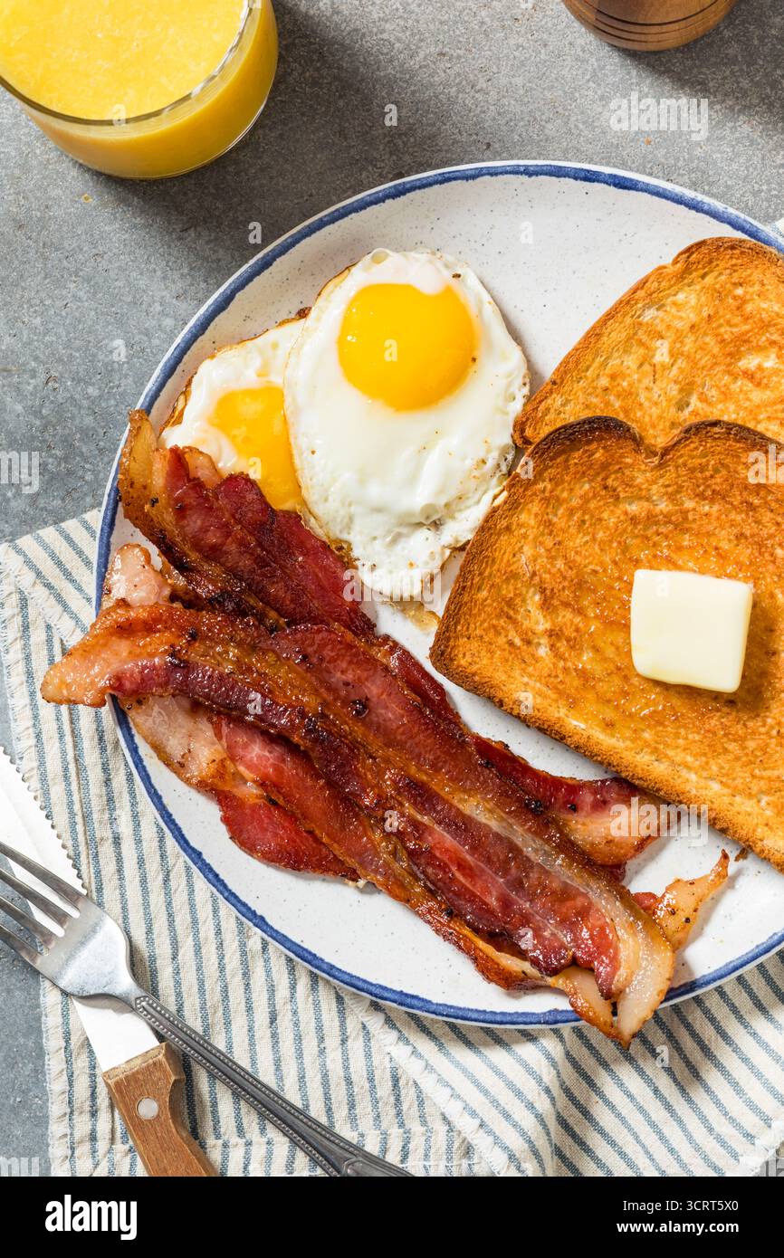Colazione all'americana con uova e toast con succo d'arancia Foto Stock