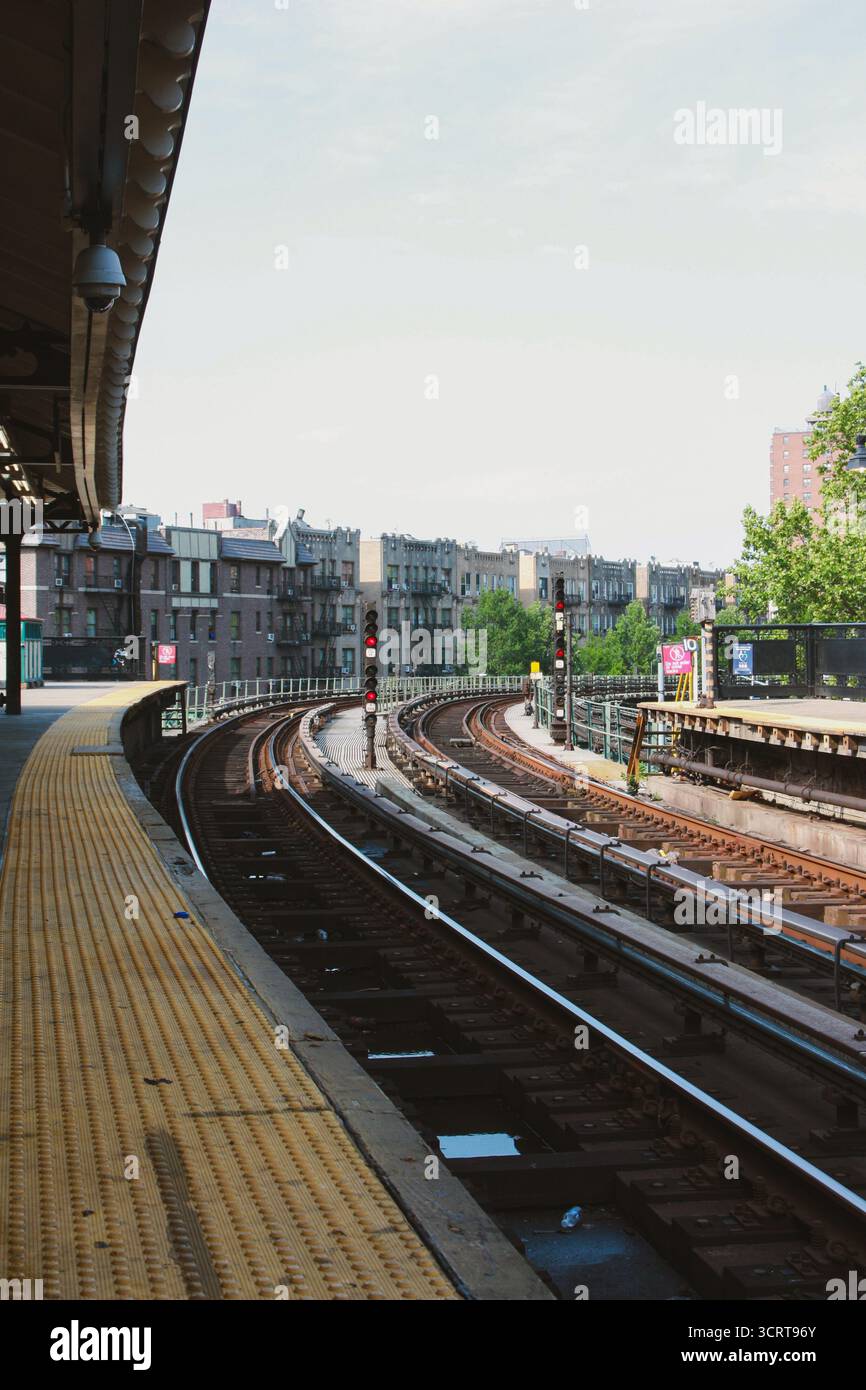 Binari ferroviari alla stazione della metropolitana all'aperto di New York City il giorno della bella giornata Foto Stock