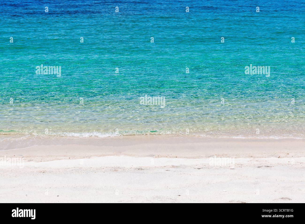 Il turchese Mare delle Andamane incontra una spiaggia sabbiosa sotto un cielo blu. Un meraviglioso paesaggio marino tropicale. Koh Adang, Thailandia. Foto Stock