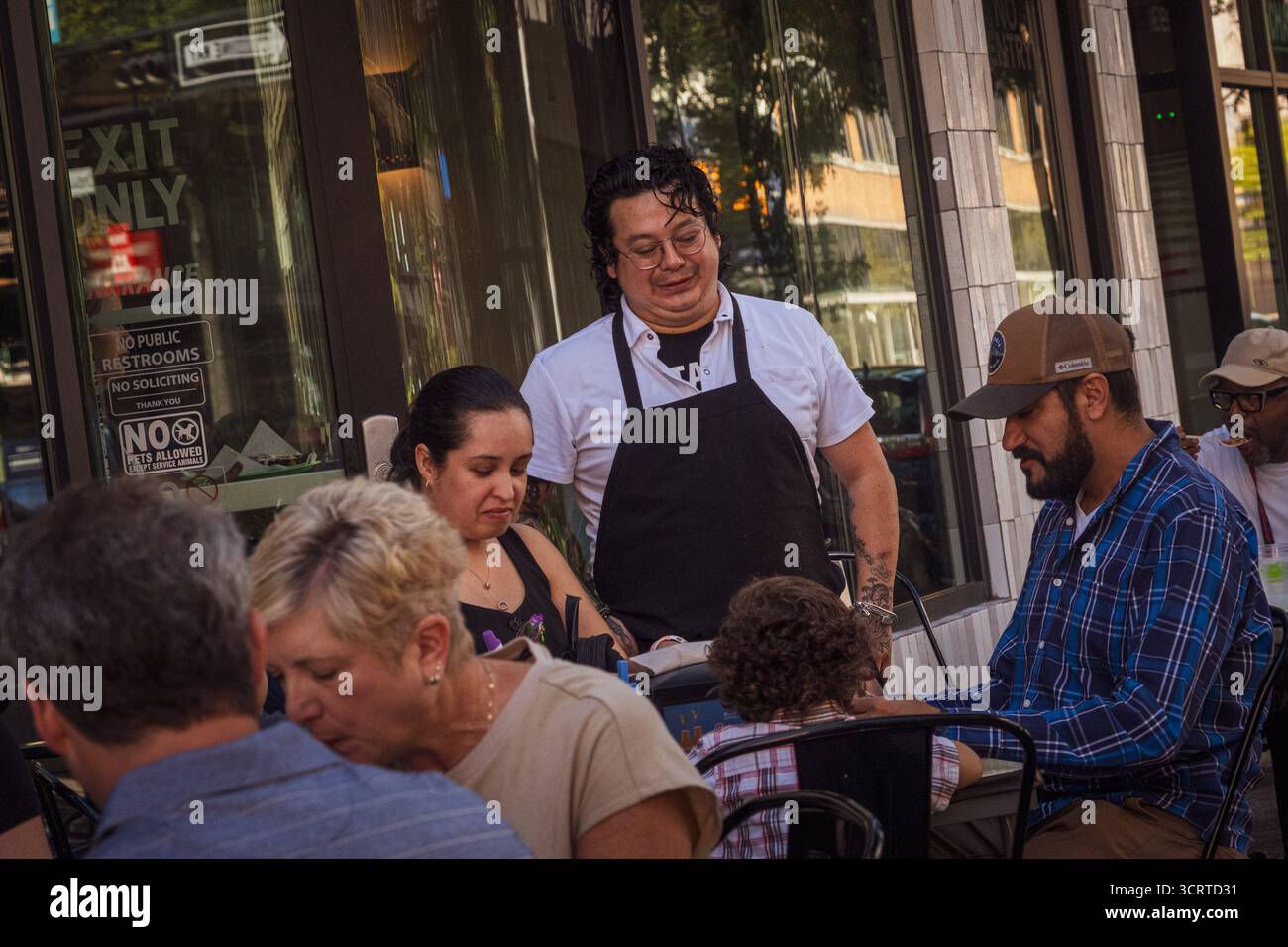 Il proprietario Jesus Mendez e lo chef Julio Hernandez parlano con gli ospiti durante il "SALUD X Maiz De la Vida", pop-up al Salud Taqueria come parte del Southbound Food Festival a Birmingham, ALABAMA, il 28 settembre 2025. Julio Hernandez collabora con Jesús Méndez e il team di Salud Taqueria per una vivace collaborazione che celebra gli autentici sapori messicani radicati nella tradizione familiare. Insieme, fondono la dedizione di Julio a masa cimellate e tortillas artigianali con le ricette di Salud e il vivace programma di bevande, creando un'esperienza culinaria ricca e comune che onora lo spirito del taque messicano Foto Stock