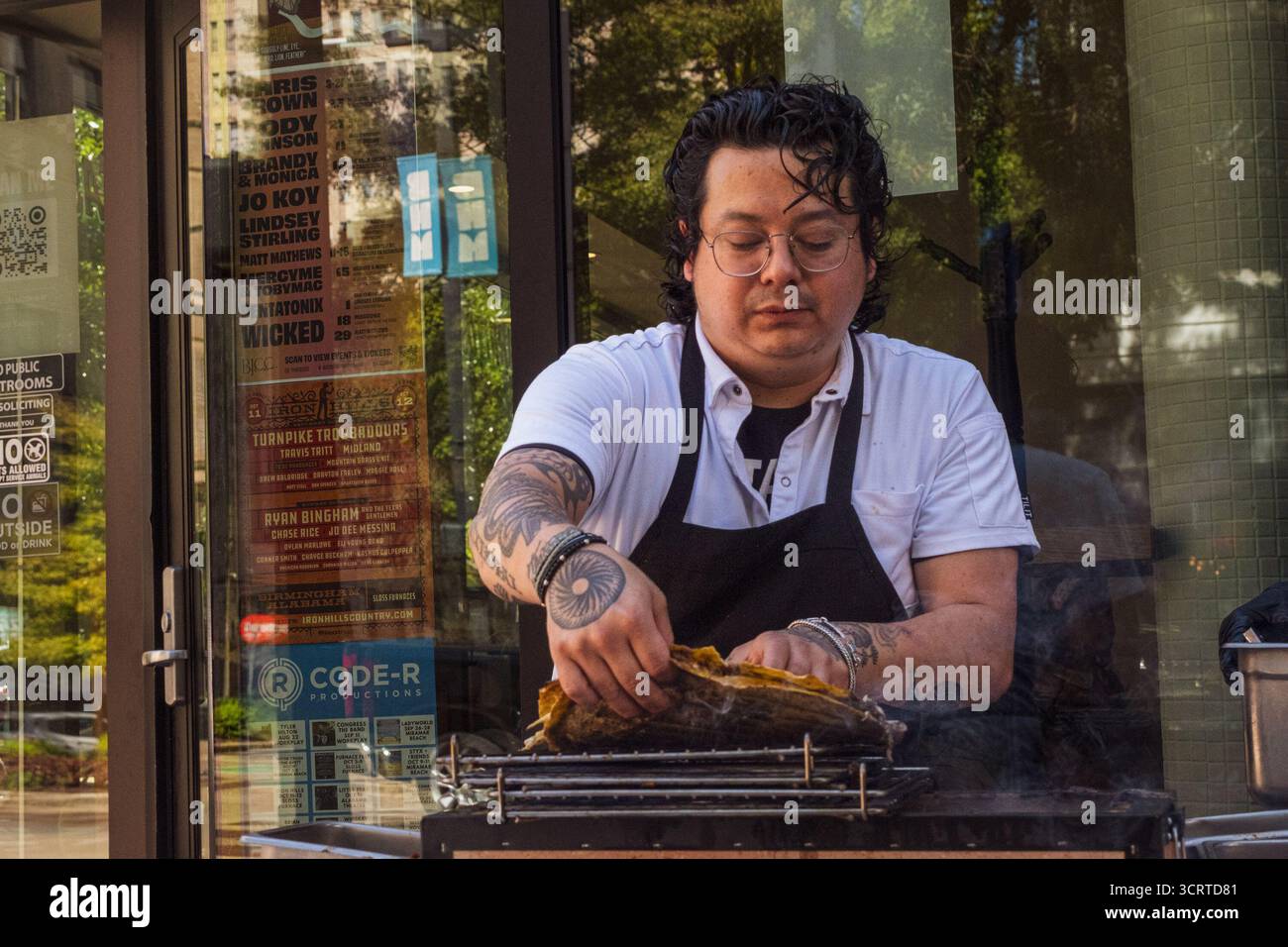 Lo chef Julio Hernandez cucina la quesadilla durante il "SALUD X Maiz De la Vida", pop-up al Salud Taqueria come parte del Southbound Food Festival a Birmingham, ALABAMA, il 28 settembre 2025. Julio Hernandez collabora con Jesús Méndez e il team di Salud Taqueria per una vivace collaborazione che celebra gli autentici sapori messicani radicati nella tradizione familiare. Insieme, fondono la dedizione di Julio a masa cimellate e tortillas artigianali con le ricette di Salud e il vivace programma di bevande, creando un'esperienza culinaria ricca e comune che onora lo spirito delle taquerie messicane nel centro di Birmingh Foto Stock