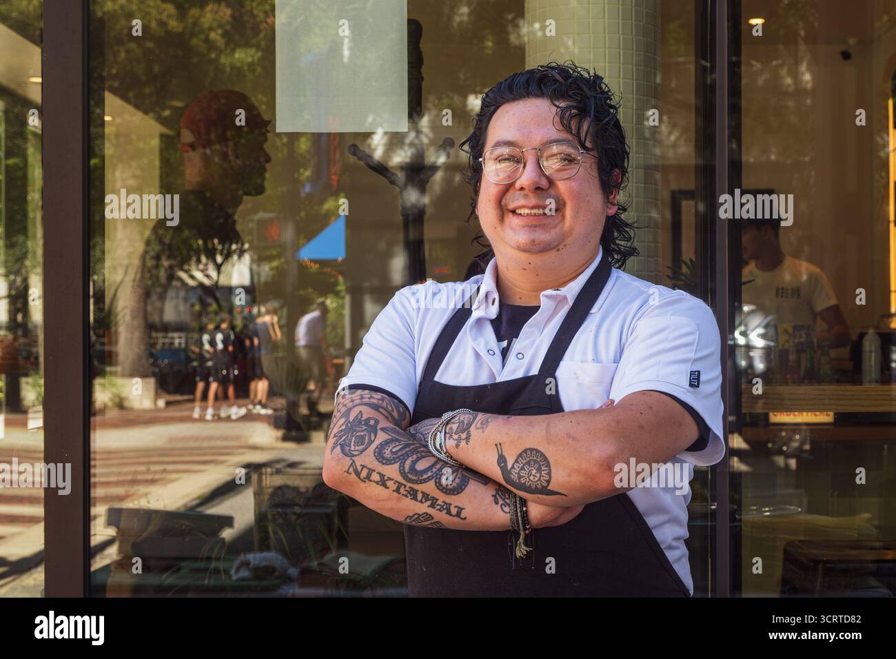 Lo chef Julio Hernandez posa per un ritratto durante il "SALUD X Maiz De la Vida", pop-up al Salud Taqueria come parte del Southbound Food Festival a Birmingham, ALABAMA, il 28 settembre 2025. Julio Hernandez collabora con Jesús Méndez e il team di Salud Taqueria per una vivace collaborazione che celebra gli autentici sapori messicani radicati nella tradizione familiare. Insieme, fondono la dedizione di Julio a masa cimellate e tortillas artigianali con le ricette di Salud e il vivace programma di bevande, creando un'esperienza culinaria ricca e comune che onora lo spirito delle taquerie messicane nel centro di Birm Foto Stock
