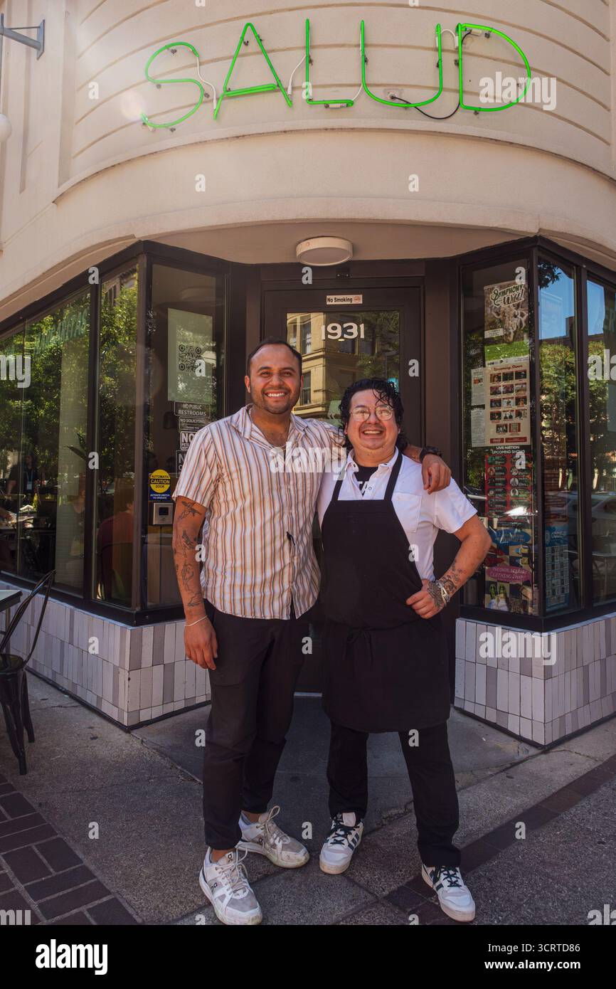 Il proprietario Jesus Mendez e lo chef Julio Hernandez si posano per un ritratto durante il "SALUD X Maiz De la Vida", pop-up al Salud Taqueria come parte del Southbound Food Festival a Birmingham, ALABAMA, il 28 settembre 2025. Julio Hernandez collabora con Jesús Méndez e il team di Salud Taqueria per una vivace collaborazione che celebra gli autentici sapori messicani radicati nella tradizione familiare. Insieme, fondono la dedizione di Julio a masa cimellate e tortillas artigianali con le ricette di Salud e il vivace programma di bevande, creando un'esperienza culinaria ricca e comune che onora lo spirito del taqu messicano Foto Stock