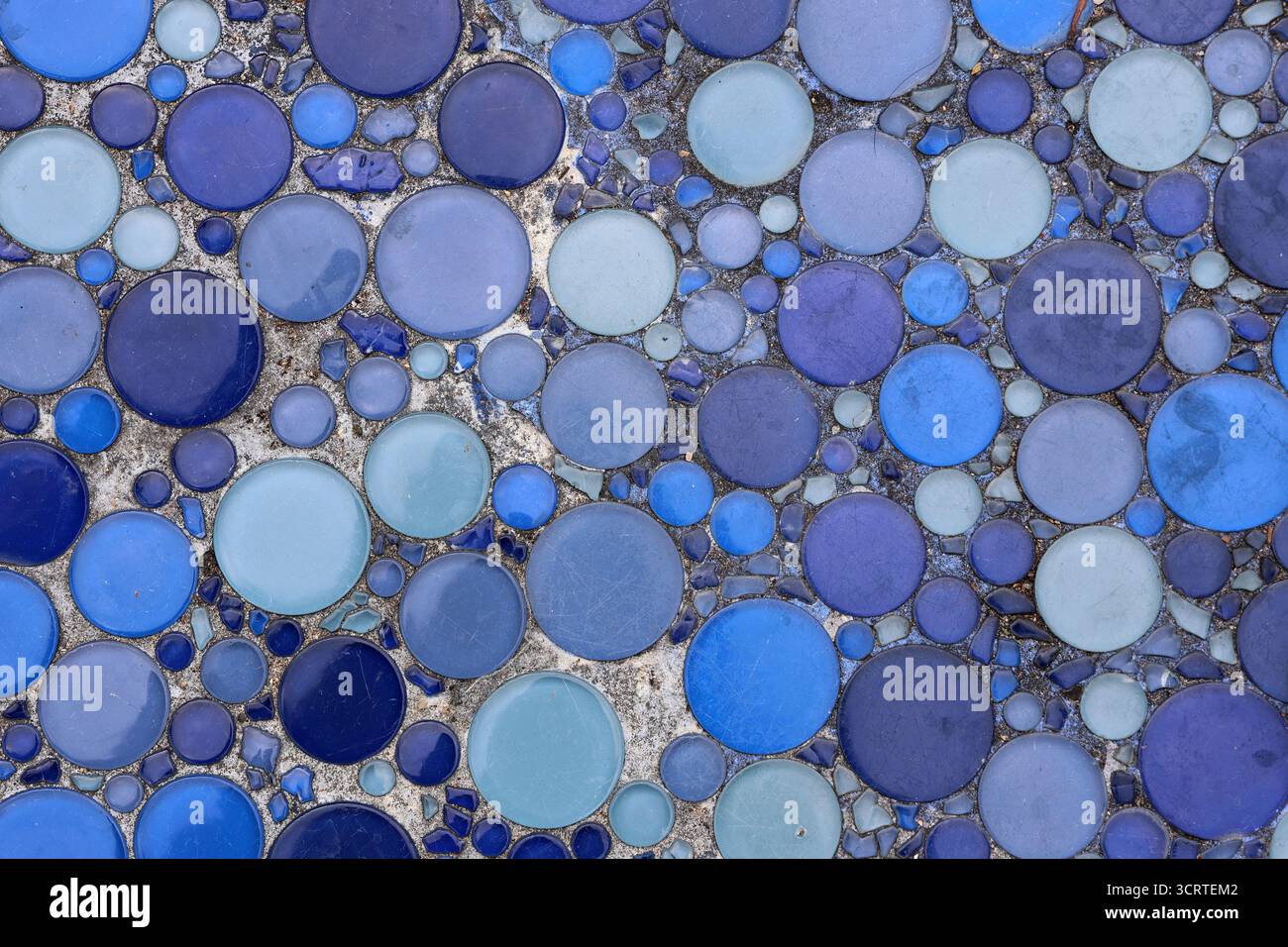 Cerchi a mosaico blu primo piano su sfondo astratto con texture Foto Stock
