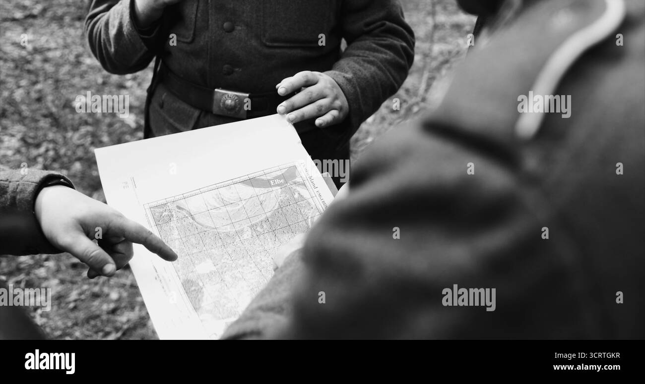 Rievocazione storica del bianco e nero . Seconda guerra mondiale ufficiale tedesco della wehrmacht Soldier Comandante Soldier Soldier Soldiers of World War II Briefs, mostrando la direzione Foto Stock