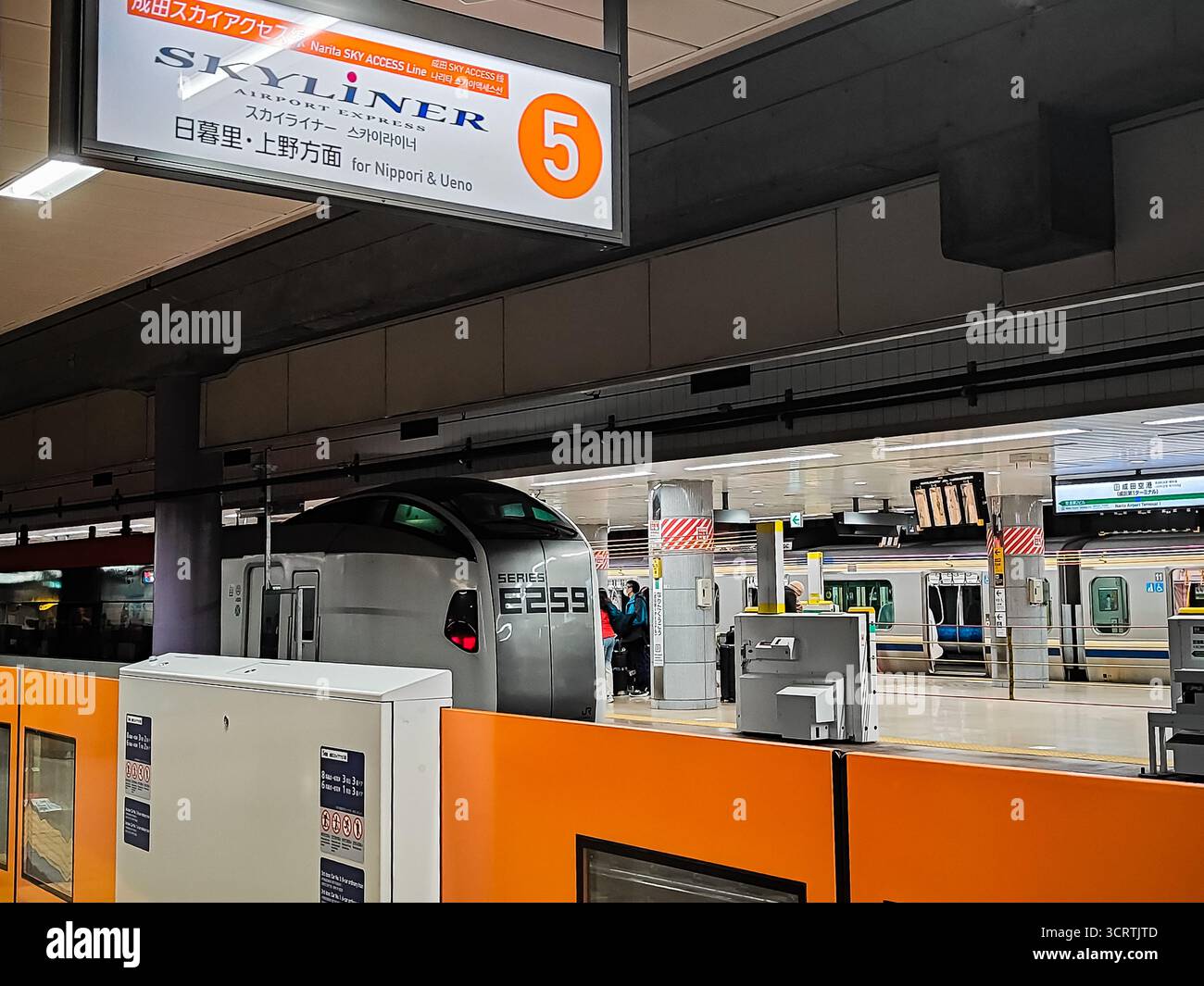 Tokyo, Giappone, dicembre 2023, i passeggeri attendono al binario dello Skyliner Airport Express sulla linea Narita Sky Access con segnaletica chiara che collega Nari Foto Stock