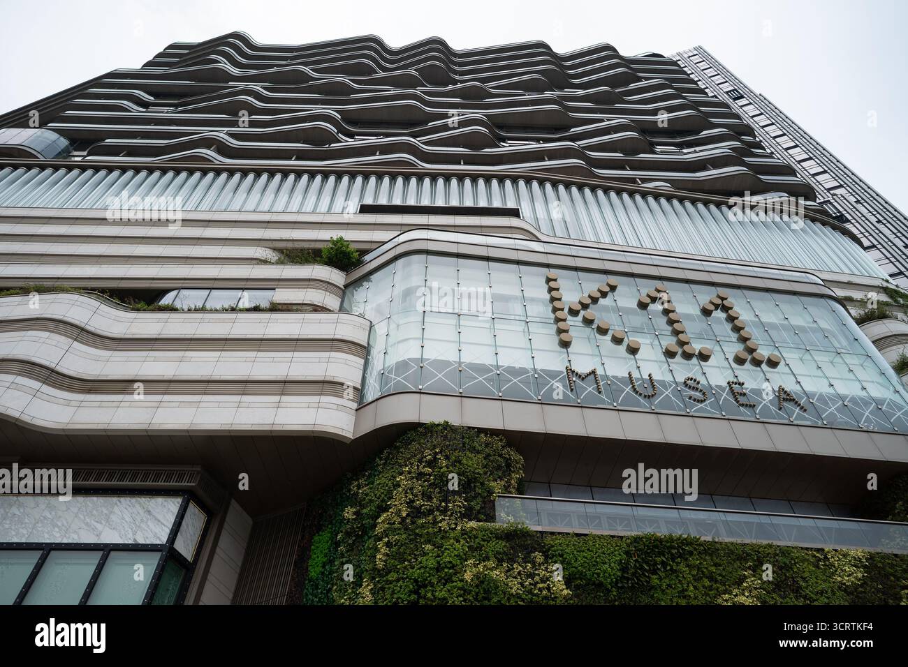 Hong Kong, Cina - 23 settembre 2025: Vista verso l'alto del centro commerciale K11 MUSEA, con nastro protettivo visibile sulle finestre di vetro come misura di sicurezza Foto Stock