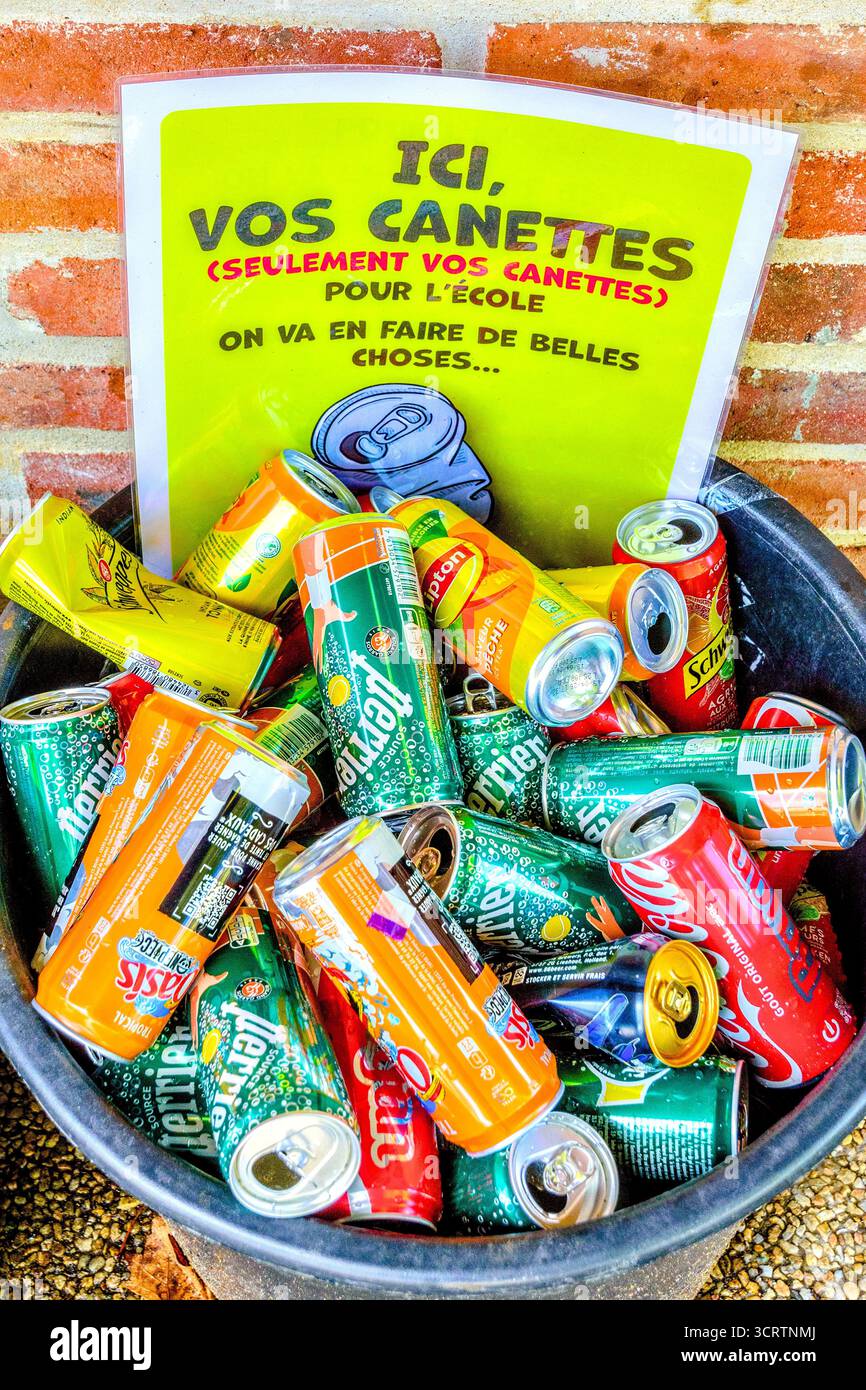 Contenitore contenente un sacco di lattine vuote di bevande in alluminio a sostegno del progetto locale di riciclaggio scolastico - Preuilly-sur-Claise, Indre-et-Loire (37), Francia. Foto Stock