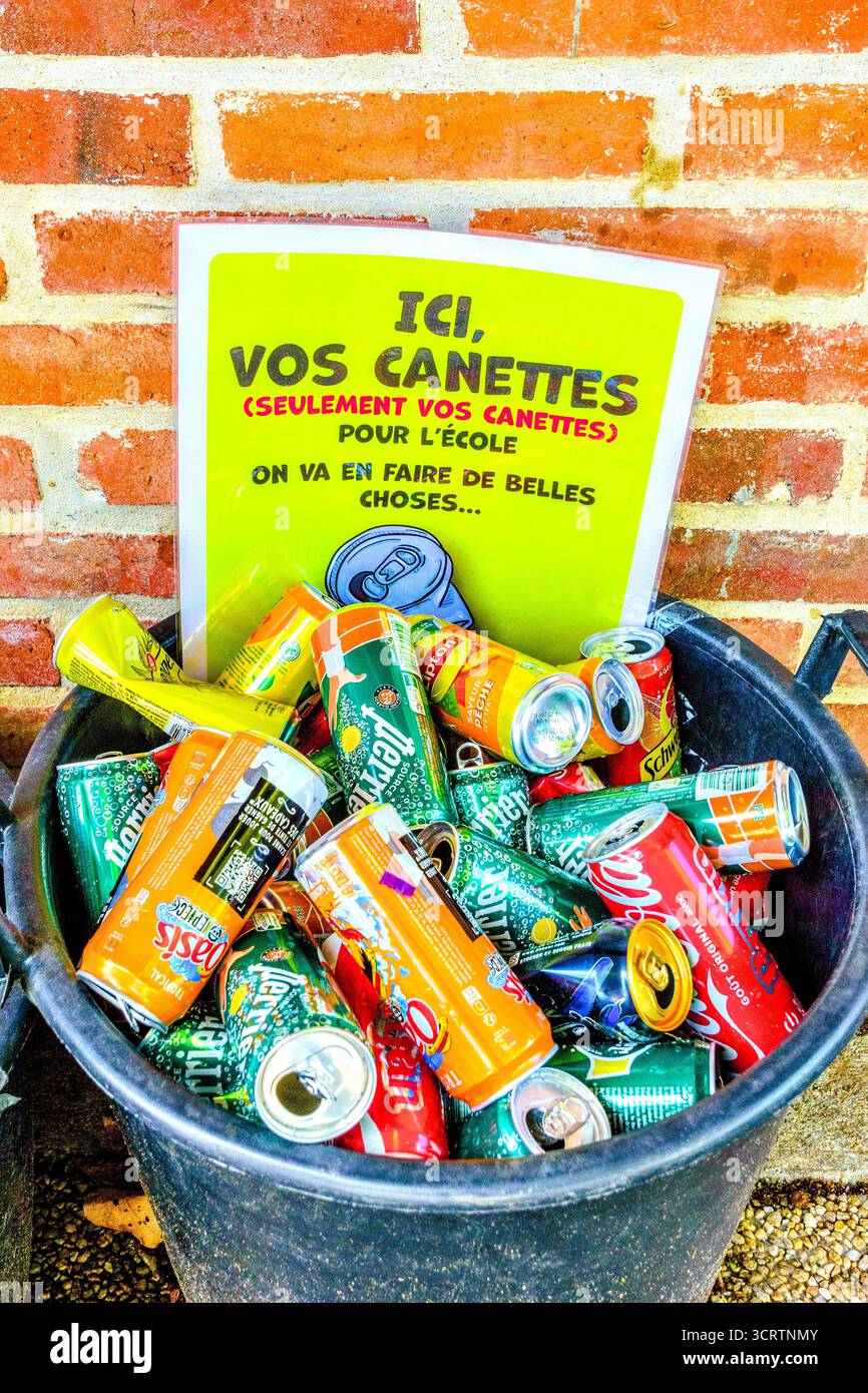 Contenitore contenente un sacco di lattine vuote di bevande in alluminio a sostegno del progetto locale di riciclaggio scolastico - Preuilly-sur-Claise, Indre-et-Loire (37), Francia. Foto Stock