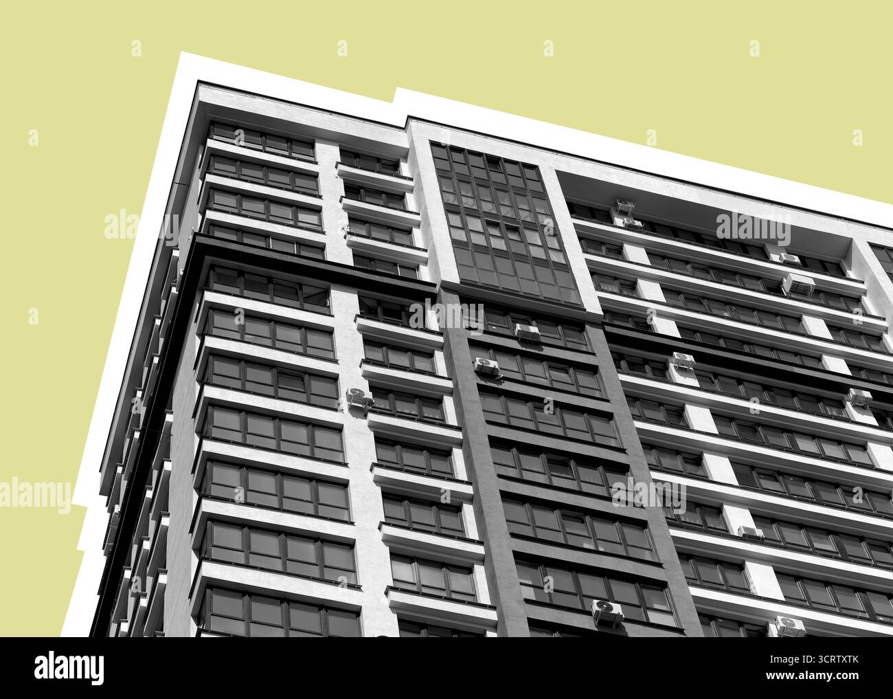 Edificio contemporaneo a più piani con facciata in vetro e balconi nel quartiere metropolitano in via di sviluppo. Alto isolato residenziale e commerciale con Foto Stock