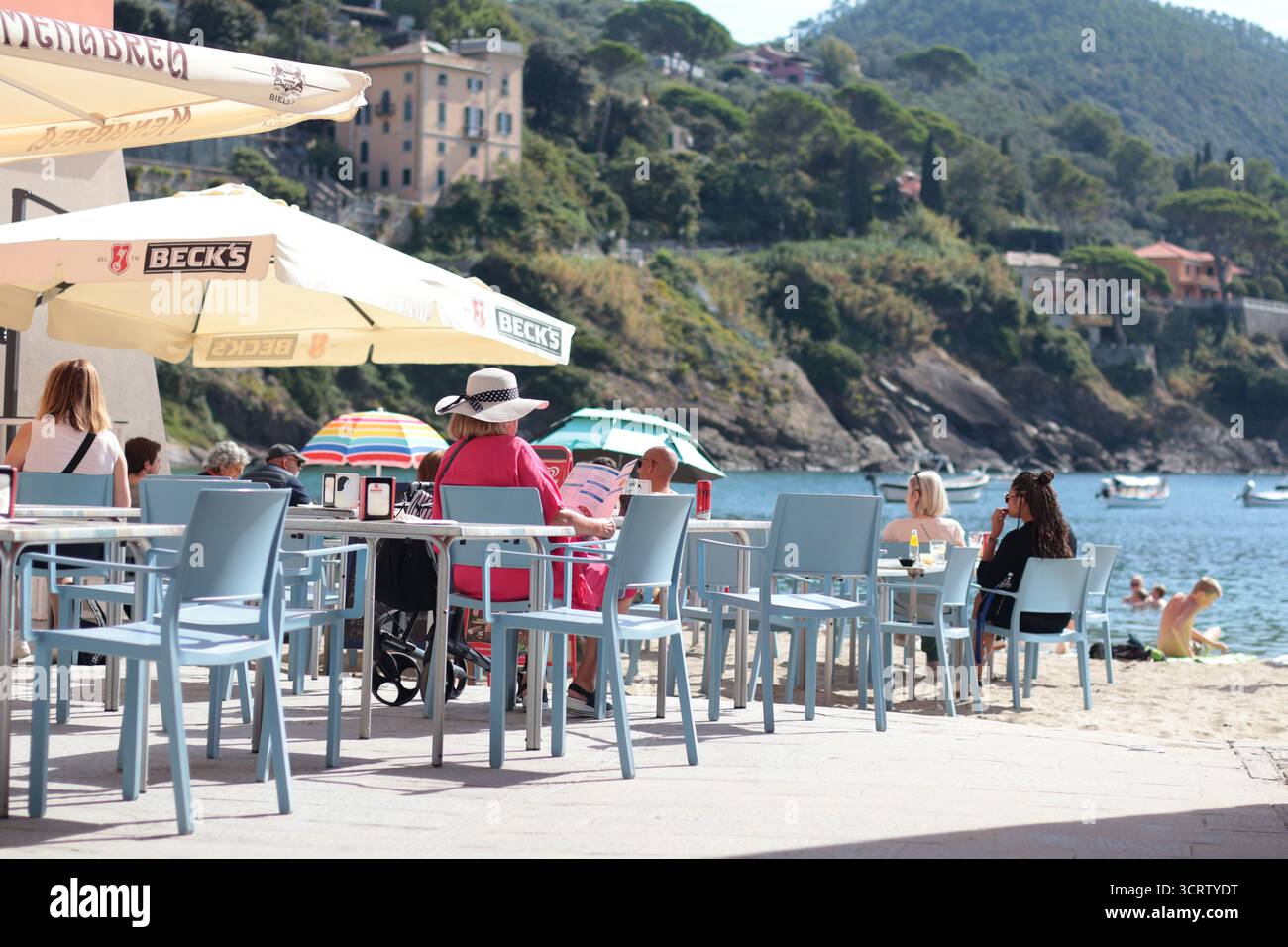 Sestri Levante, Italia - 30 settembre 2025. Caffetteria con posti a sedere all'aperto. Turismo e vacanze estive via mare. Tavolo, sedia e natura in Italia, Liguria Foto Stock