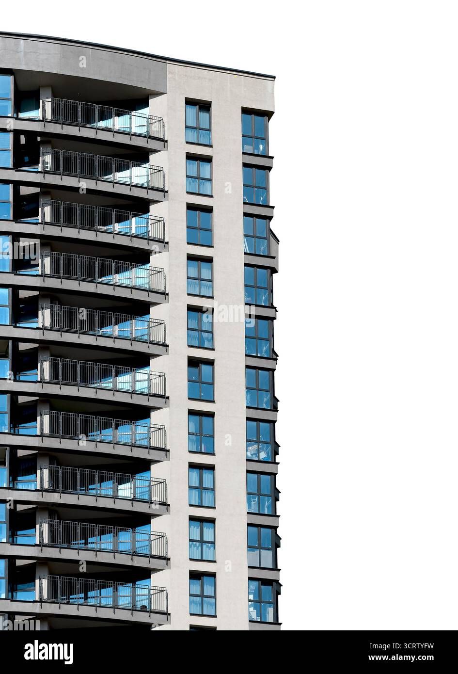 grattacielo con finestre in vetro e balconi dal design architettonico moderno. Moderna torre residenziale e commerciale multipiano per vivere, renta Foto Stock
