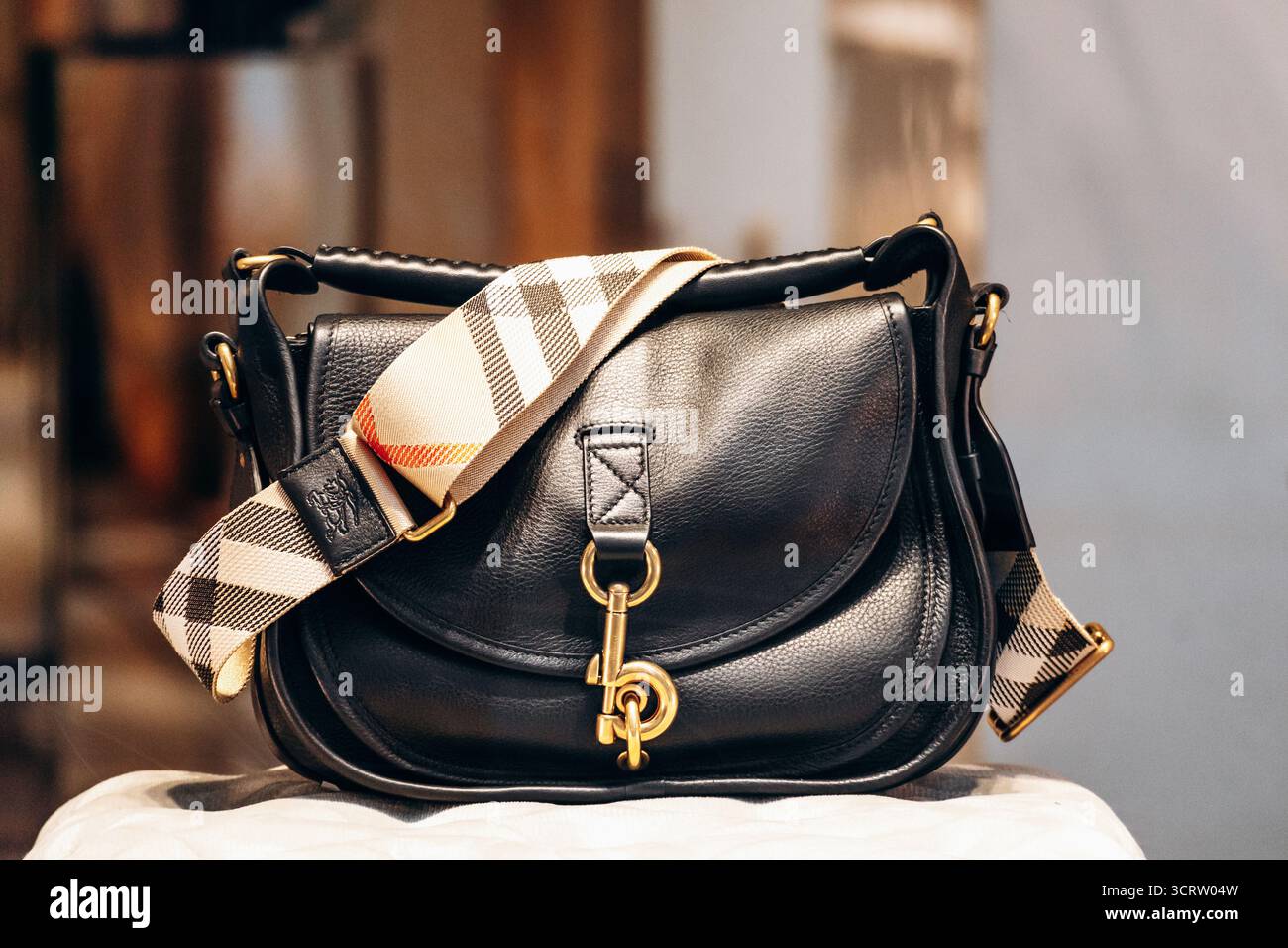 Parigi, Francia - 7 settembre 2025: Primo piano di una borsa Burberry di lusso esposta nella boutique di Rue Saint-Honoré a Parigi Foto Stock