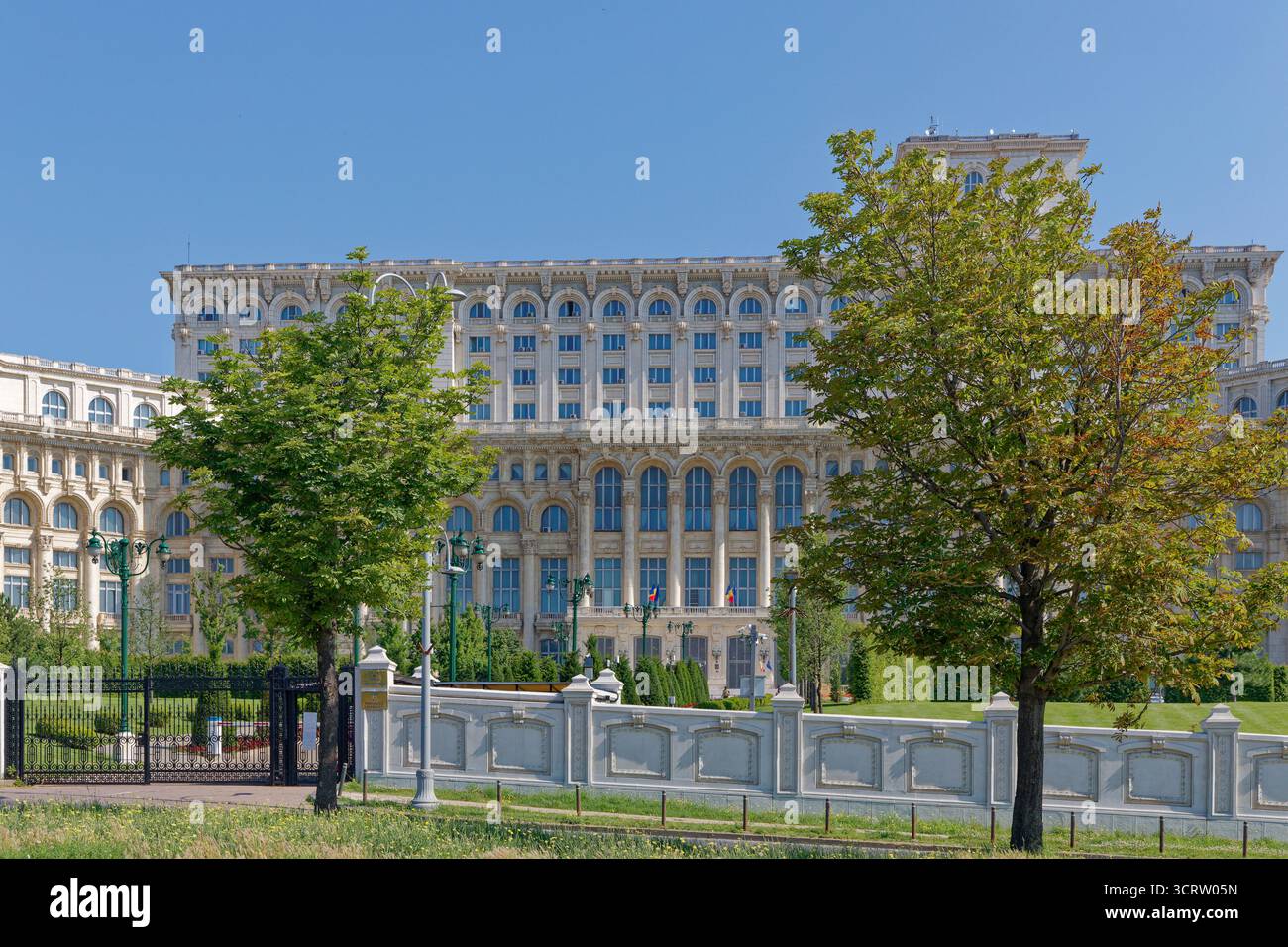 Sfreccia sul Palazzo del Parlamento di Bucarest, Romania, visto da Calea 13 settembre Foto Stock