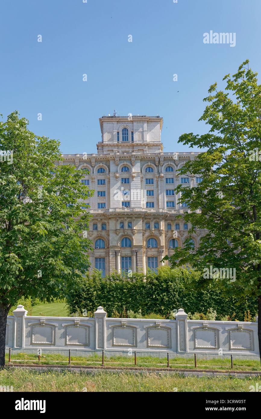 Sfreccia sul Palazzo del Parlamento di Bucarest, Romania, visto da Calea 13 settembre Foto Stock